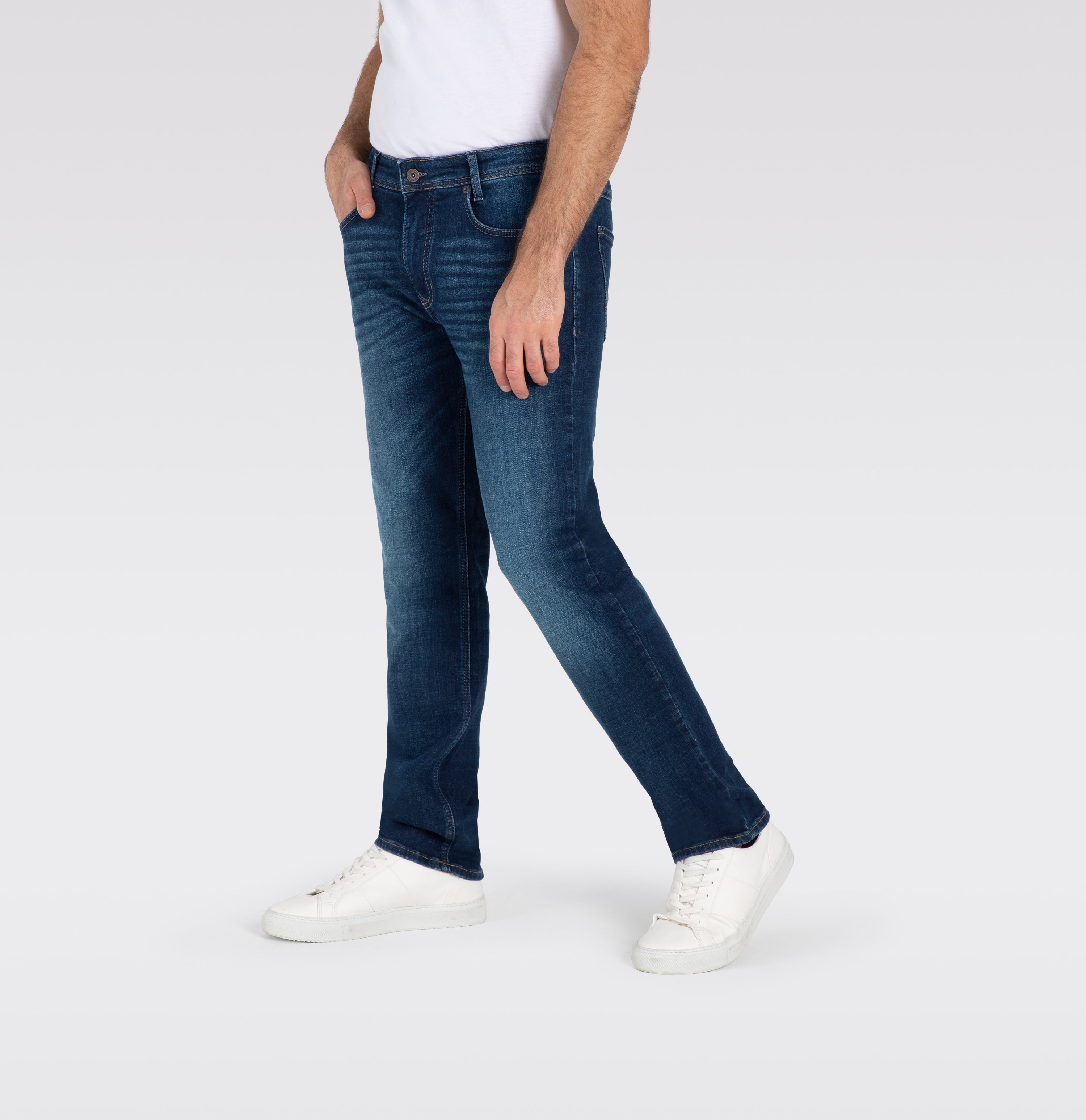 Slim jeans made of recycled denim. | Arne | dark vintage blue | Side view of model