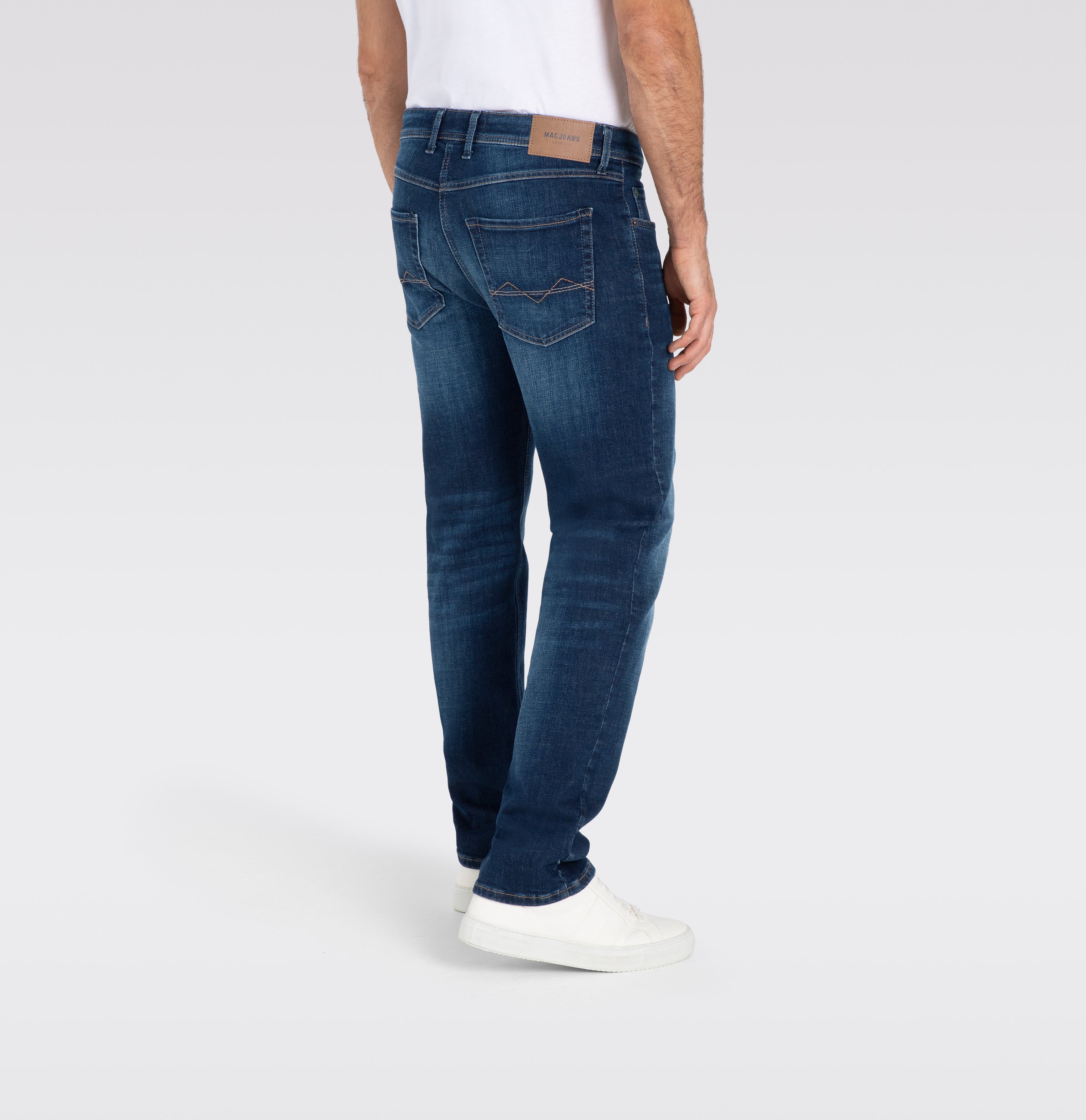 Slim jeans made of recycled denim. | Arne | dark vintage blue | Detailed view 2 of model