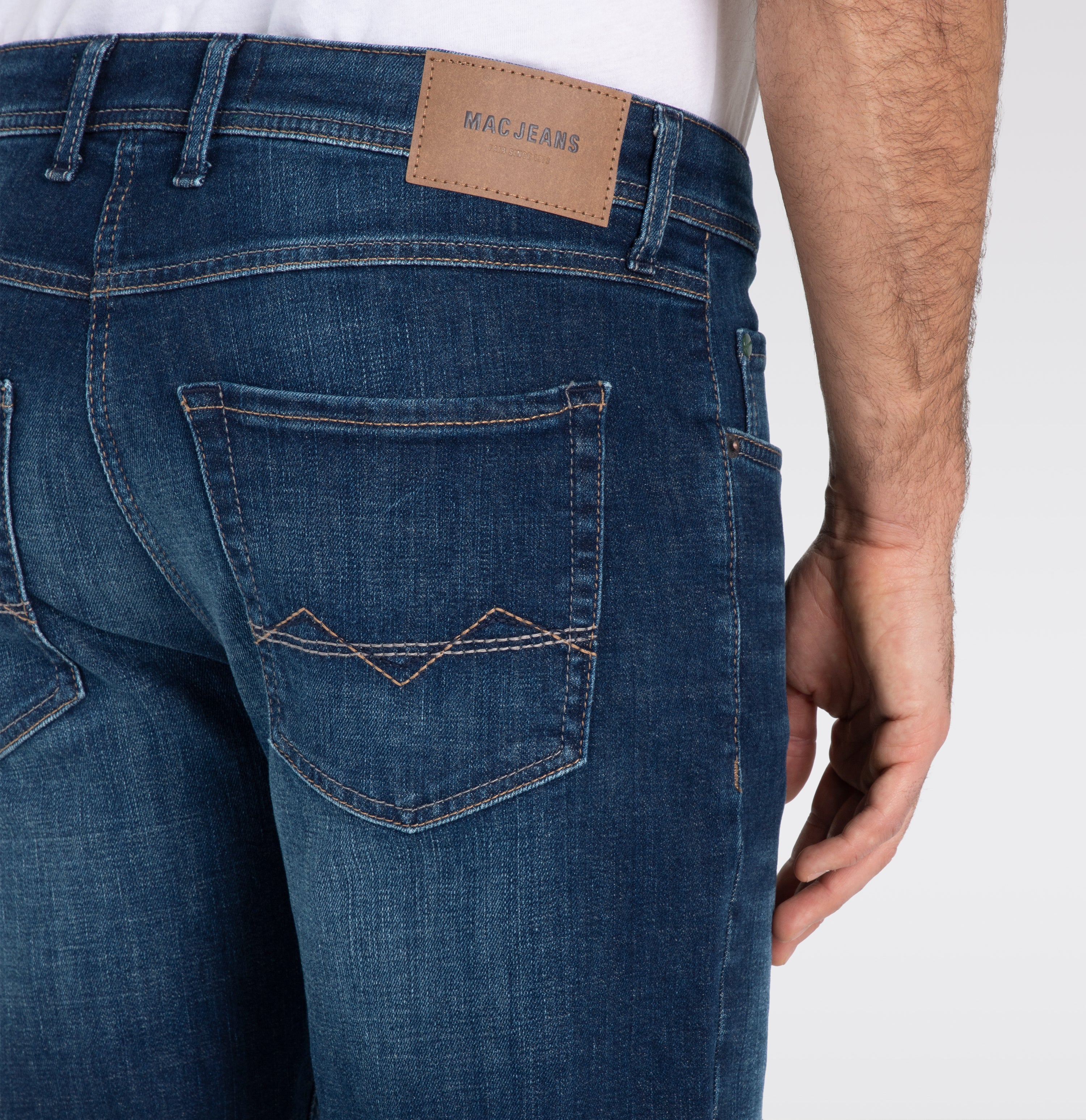 Slim, sporty jeans with recycled cotton. | Arne | dark vintage blue | Detailed view 3 of model