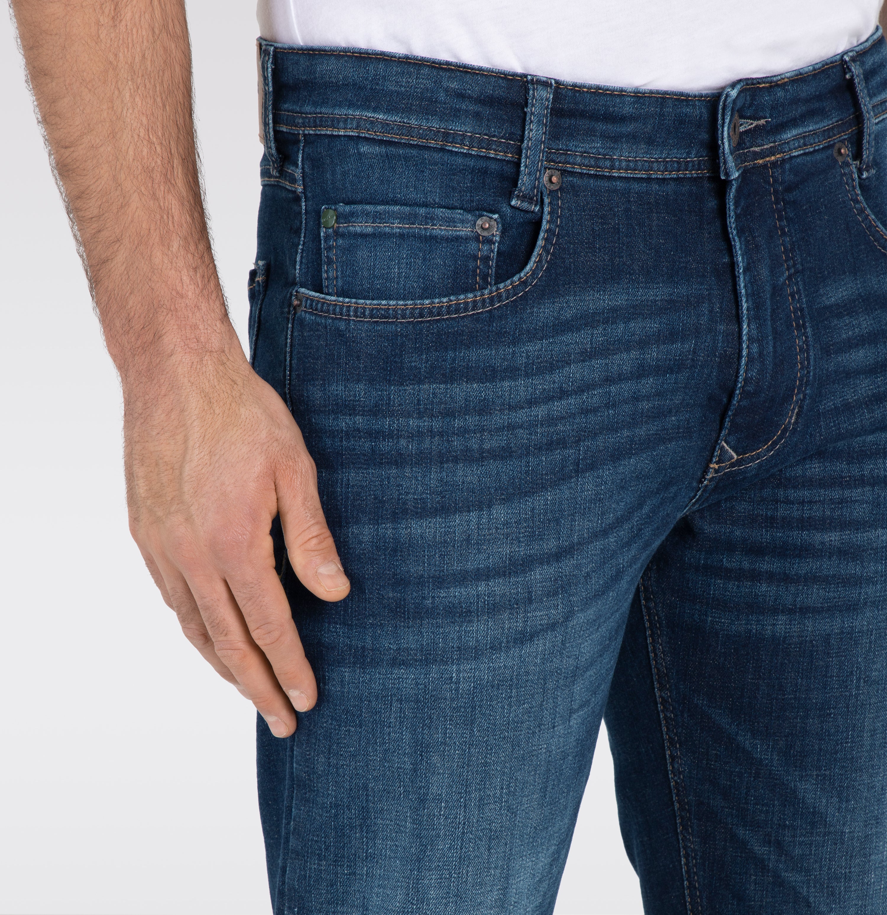 Slim, sporty jeans with recycled cotton. | Arne | dark vintage blue | Detailed view 4 of model