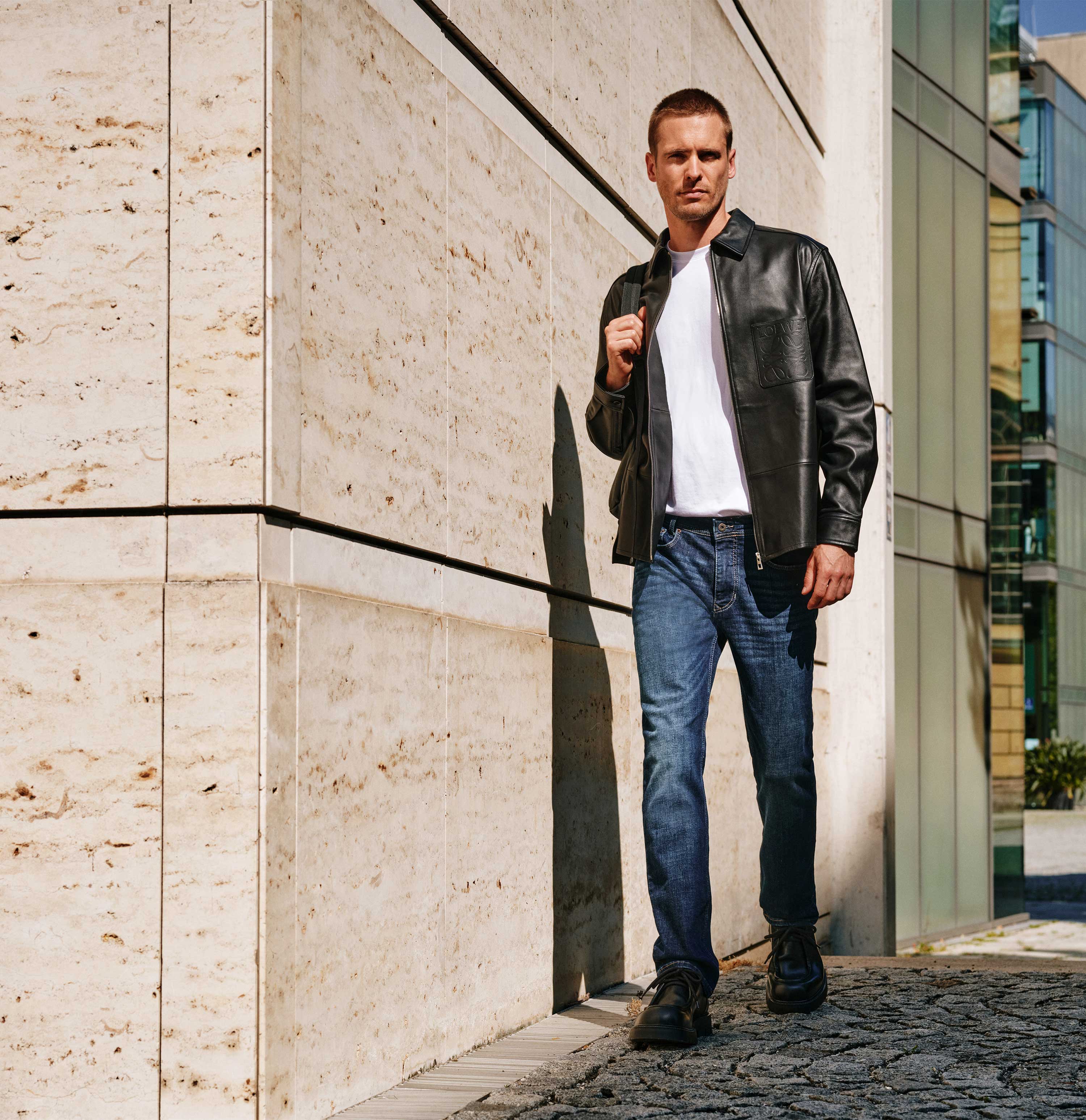 Slim jeans made of recycled denim. | Arne | dark vintage blue | Full-body of model