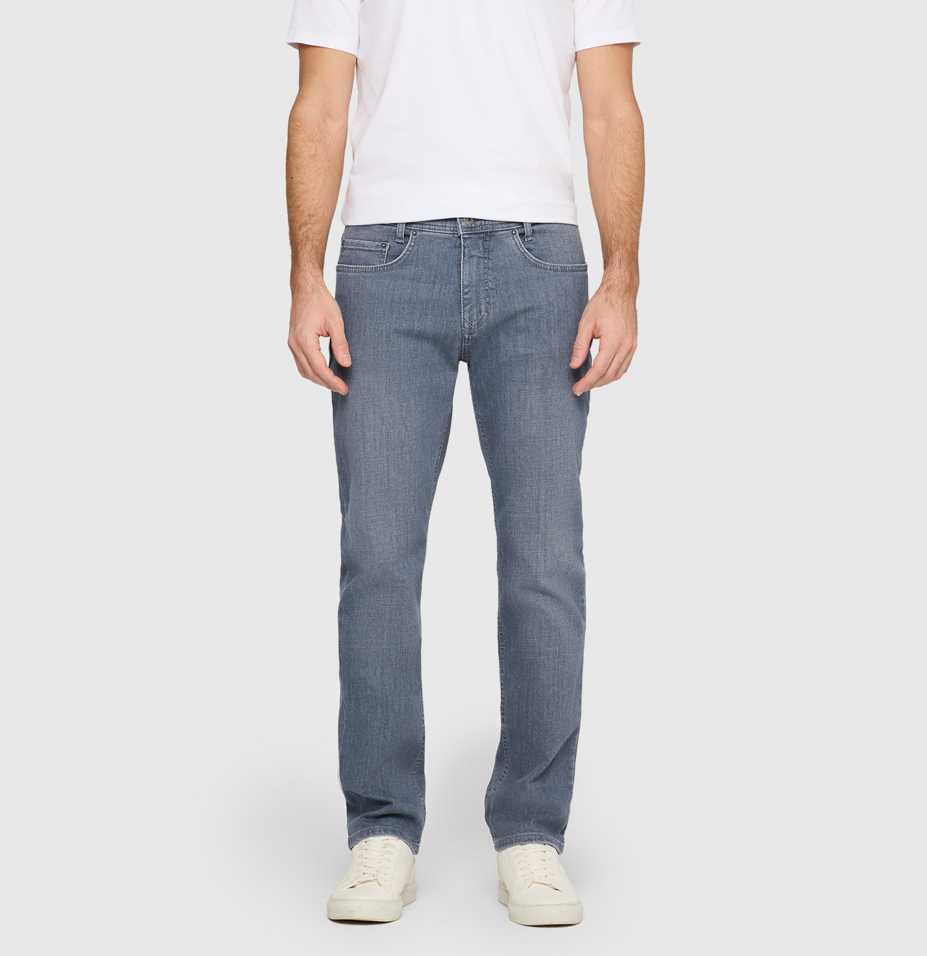 Slim jeans made of recycled denim. | Arne | dust grey used | Front view of model