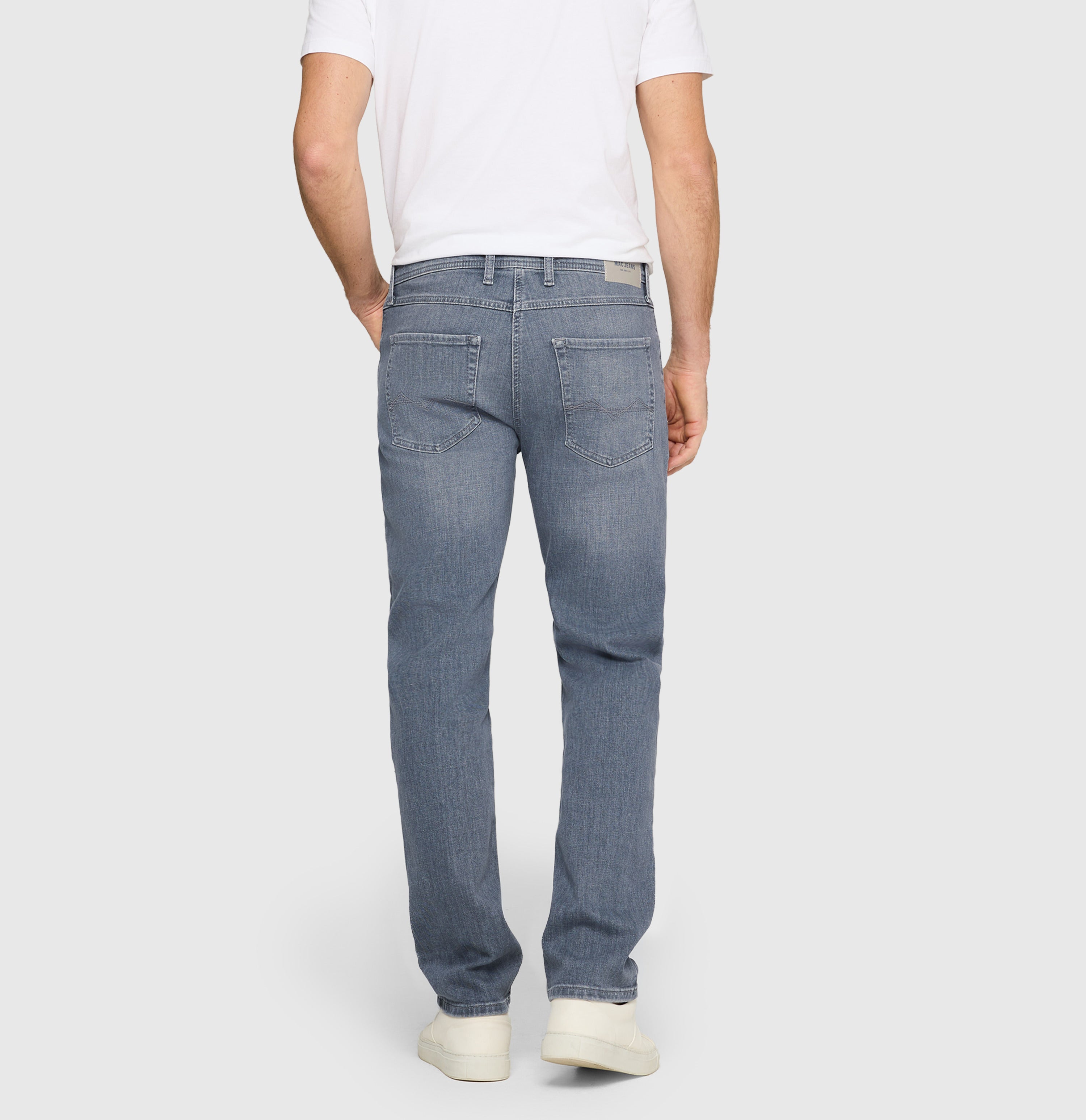 Slim jeans made of recycled denim. | Arne | dust grey used | Back view of model