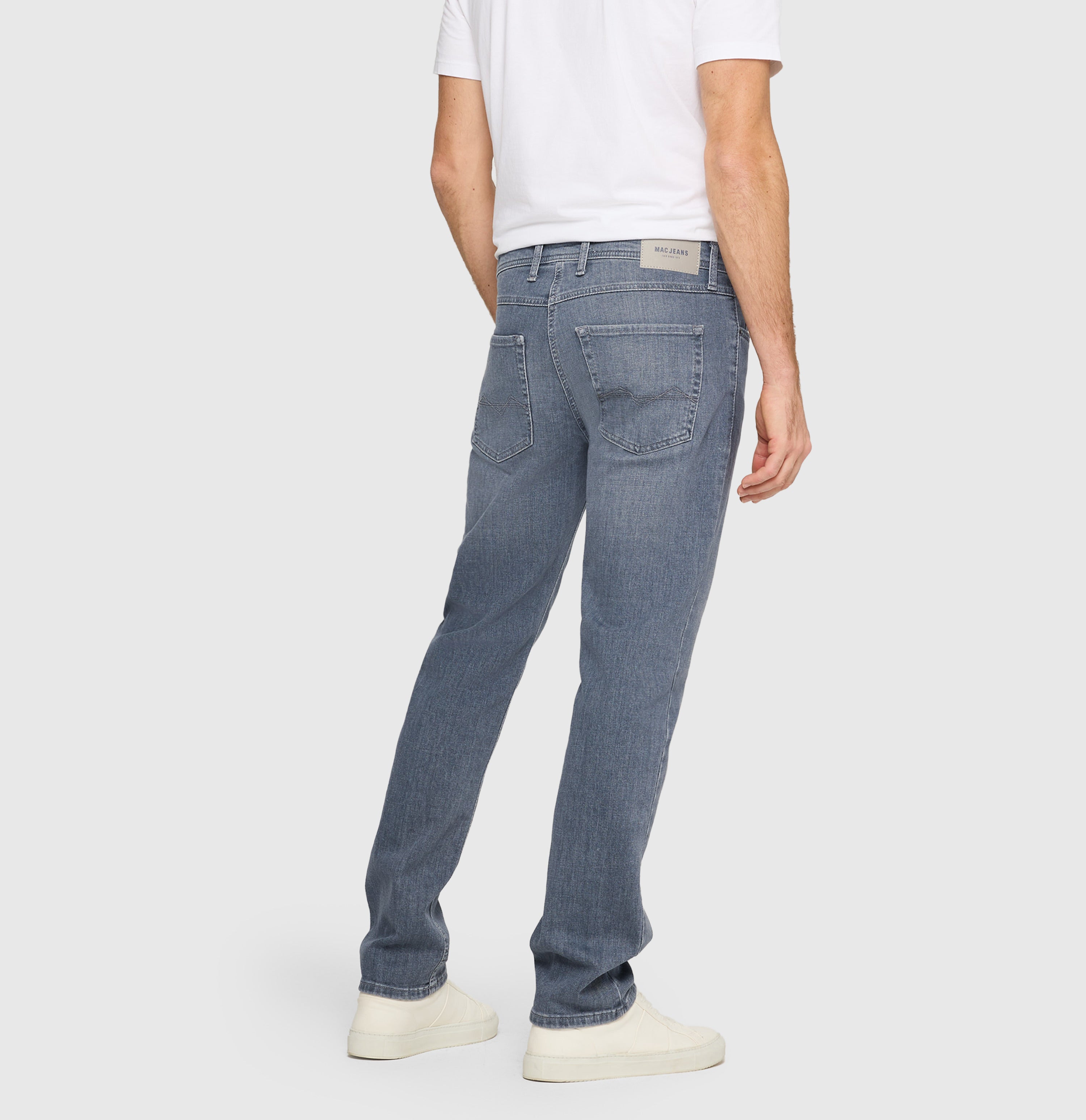 Slim jeans made of recycled denim. | Arne | dust grey used | Detailed view 3 of model