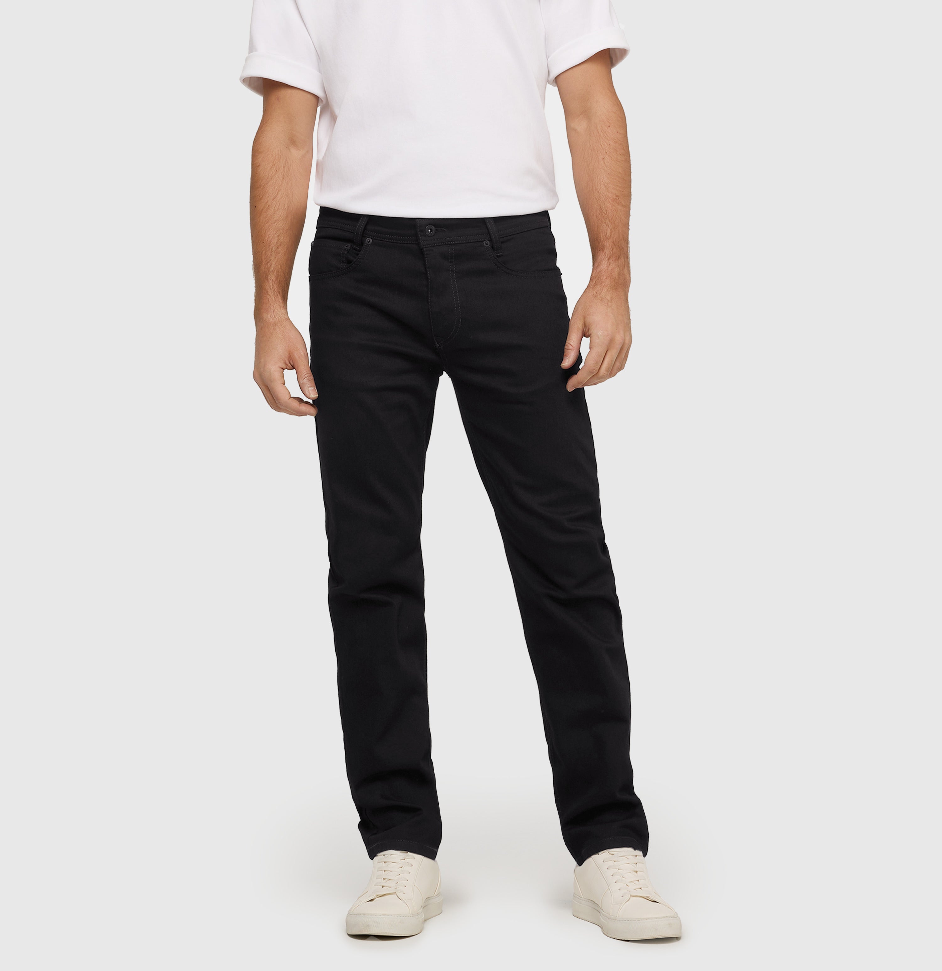 Modern fit with Stay Black technology. | Arne | stay black black | Front view of model