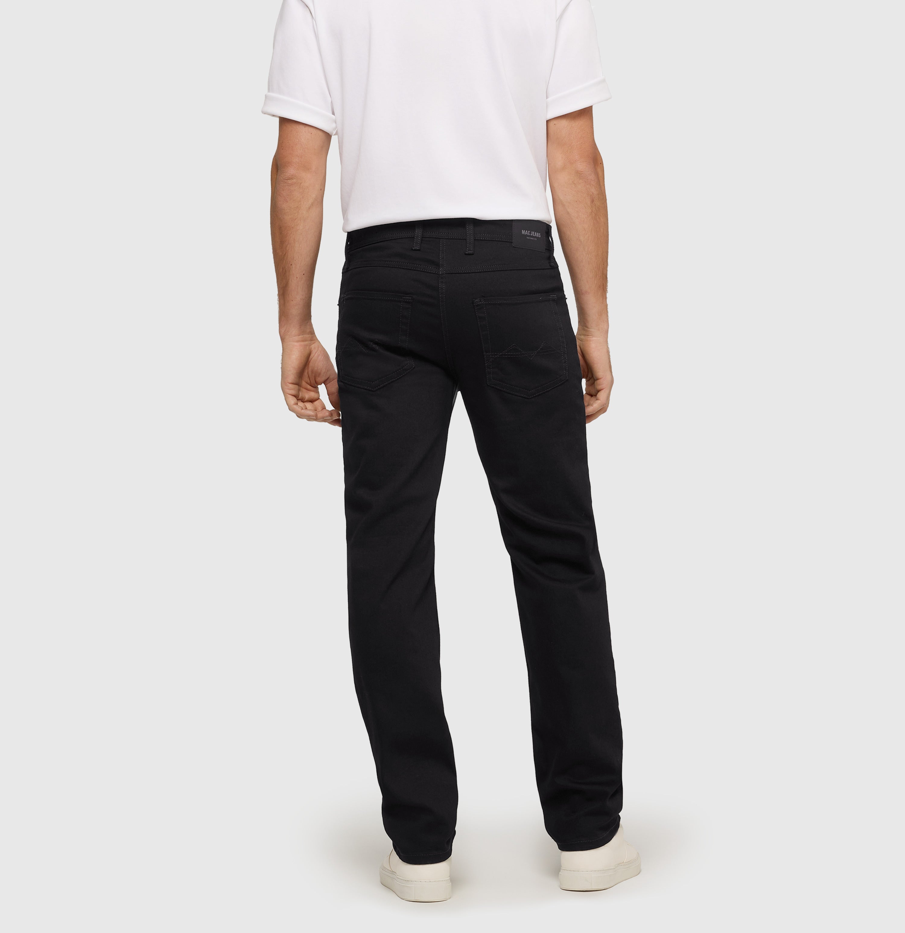 Modern fit with Stay Black technology. | Arne | stay black black | Back view of model