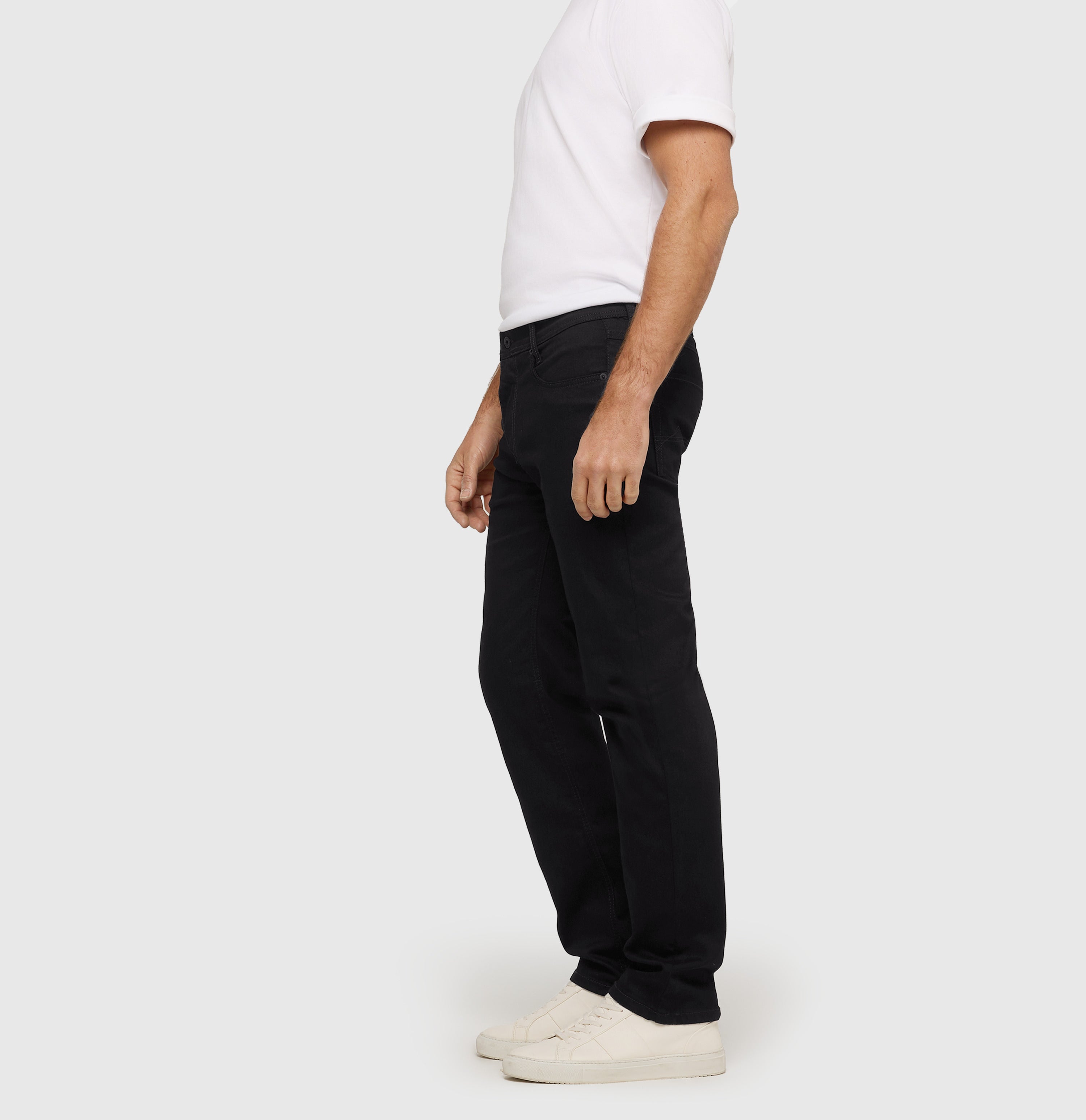 Modern fit with Stay Black technology. | Arne | stay black black | Side view of model