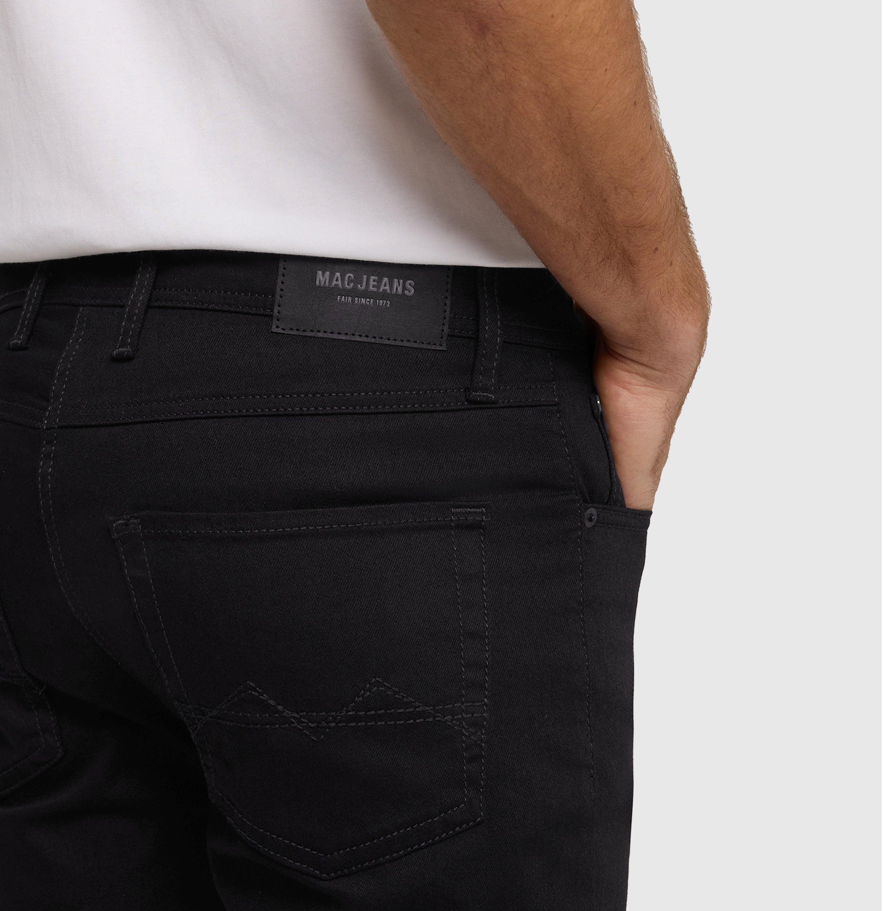 Modern fit with Stay Black technology. | Arne | stay black black | Detailed view 2 of model