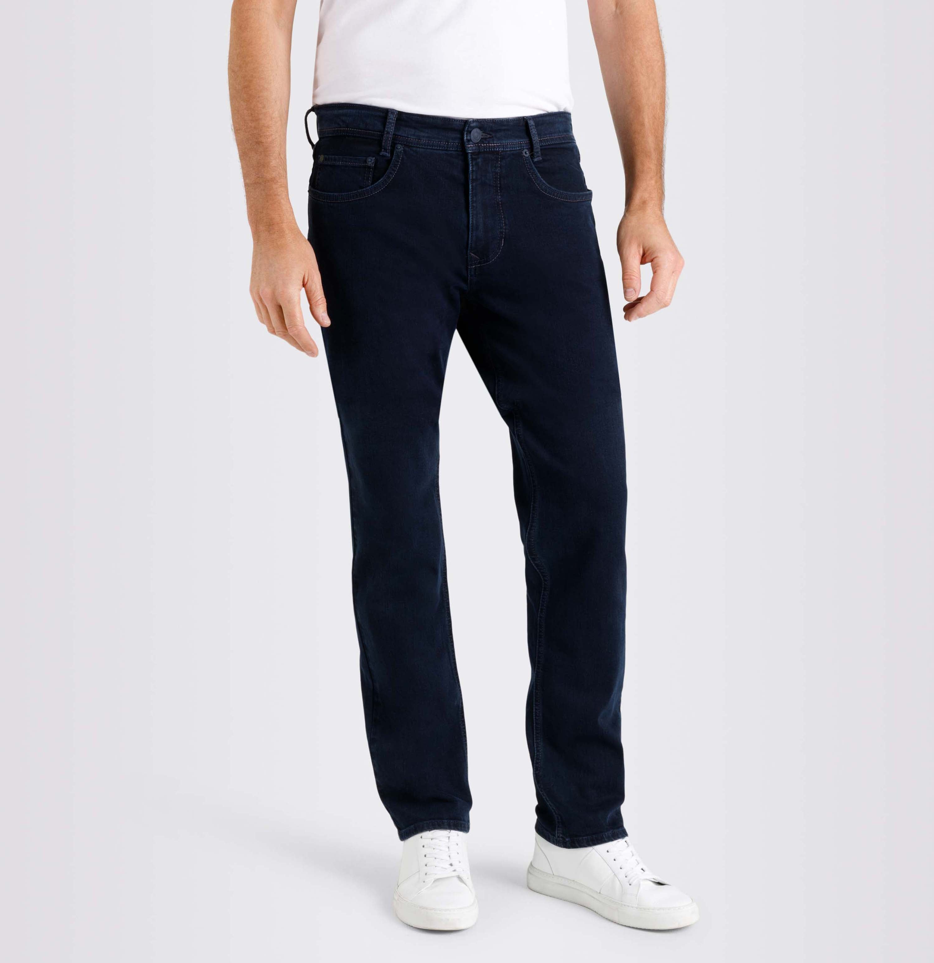 Authentic modern fit made of soft stretch denim. | Arne | blue black | Front view of model