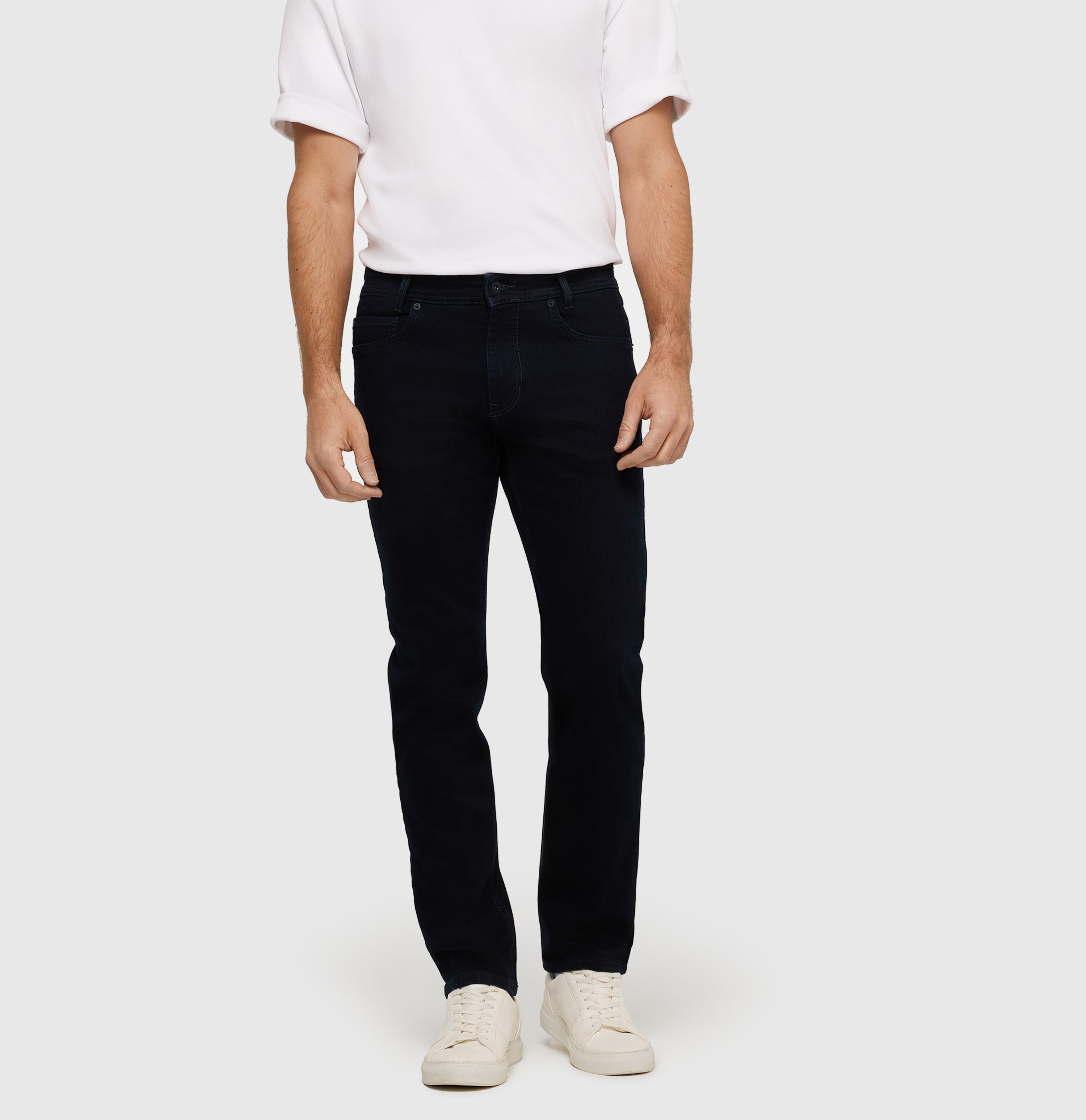 Modern fit in a blend with recycled yarns. | Arne | blue black | Front view of model