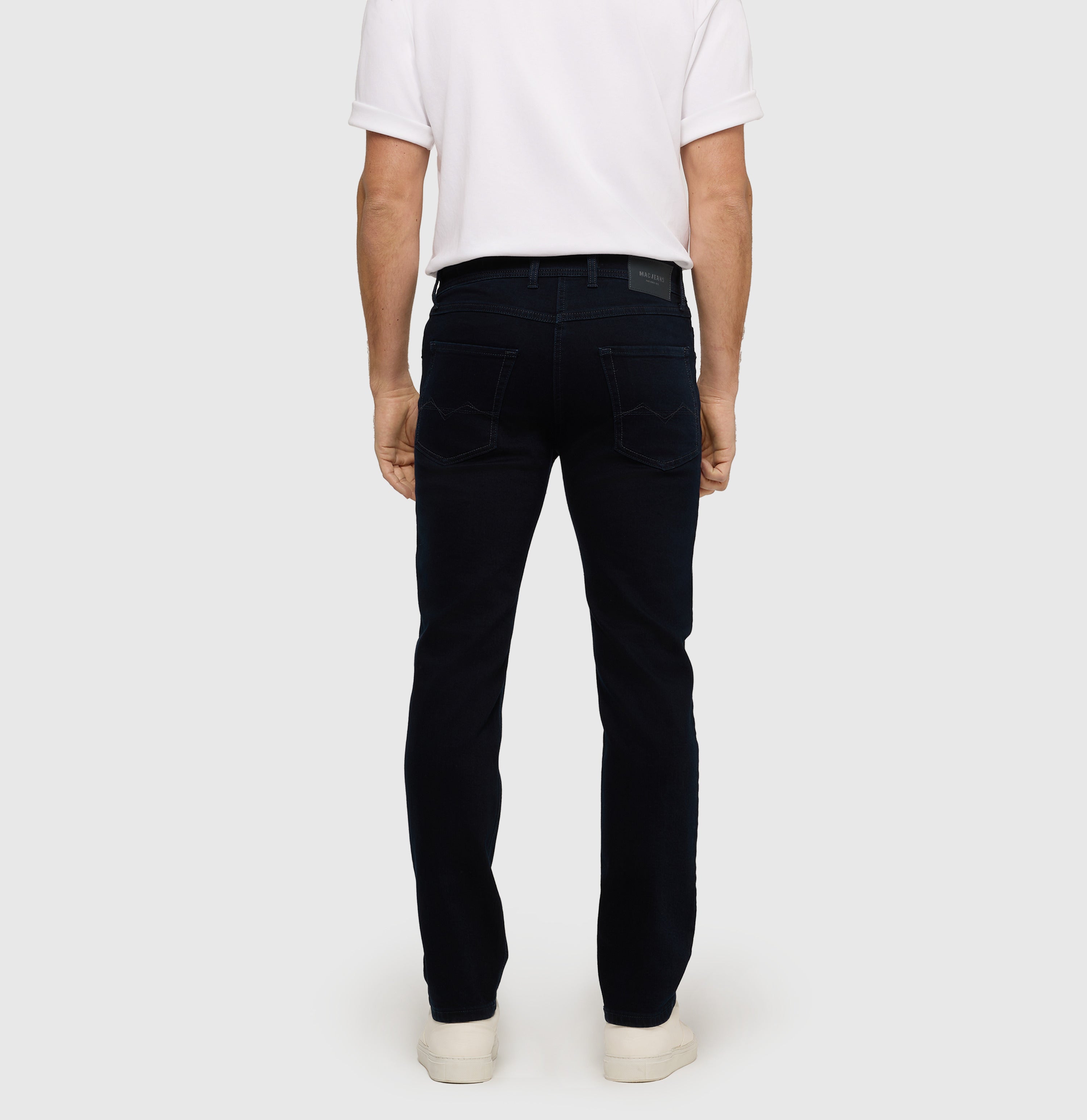 Modern fit in a recycled cotton blend. | Arne | blue black | Back view of model