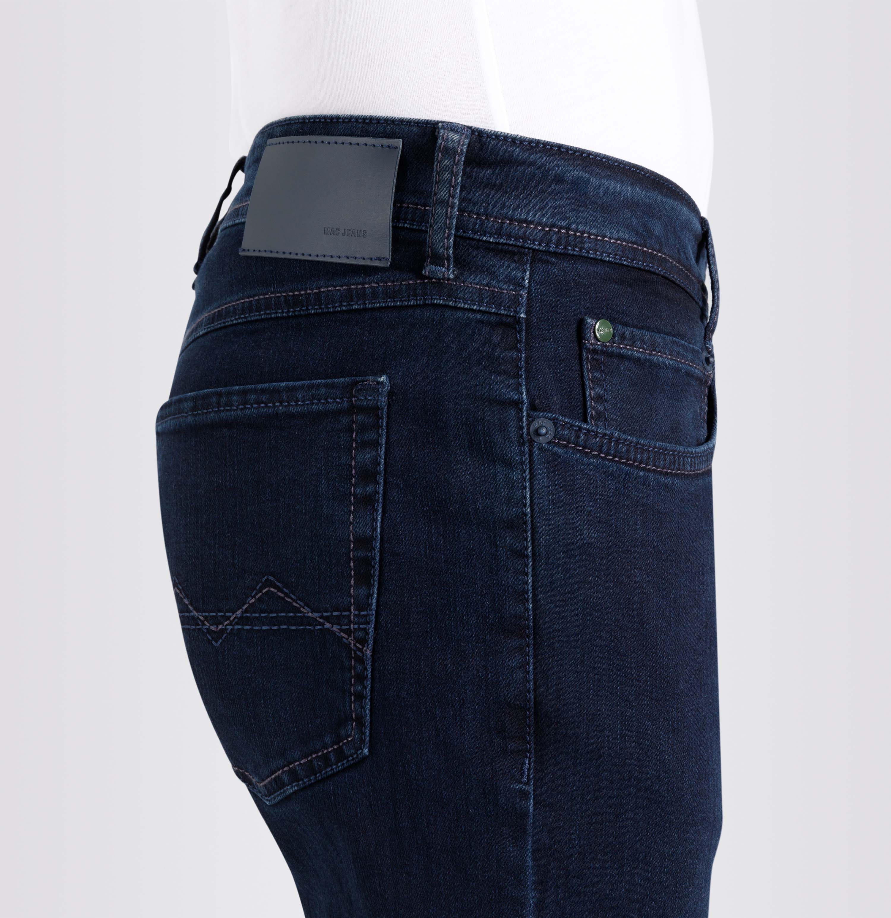 Authentic modern fit made of soft stretch denim. | Arne | blue black | Side view of model