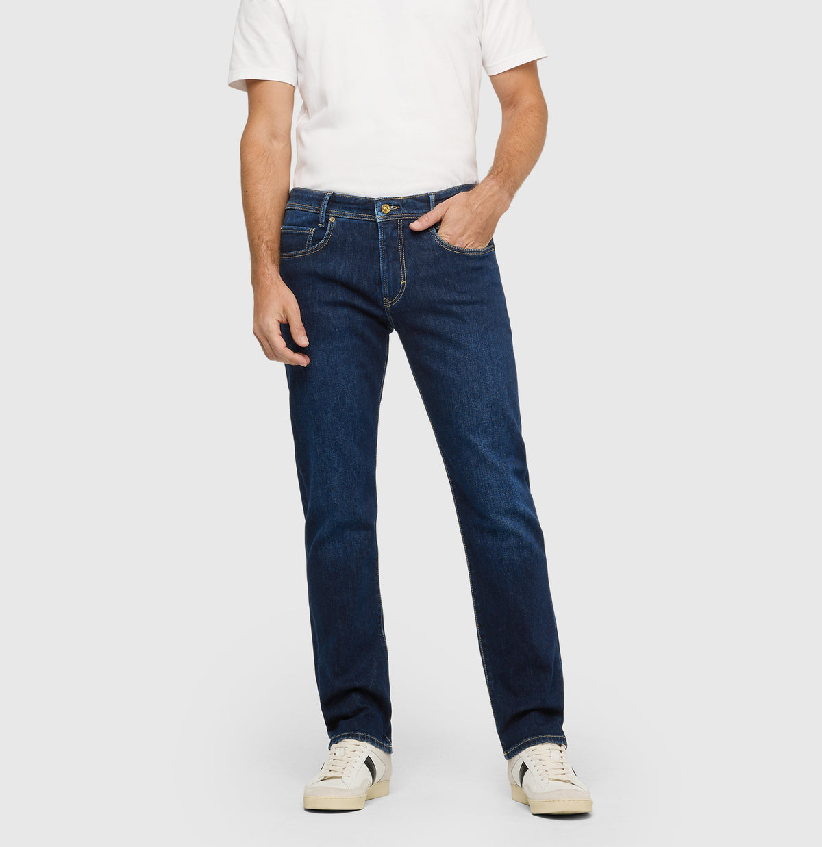 Slim, soft jeans with cashmere content. | Arne | dark wash | Front view of model