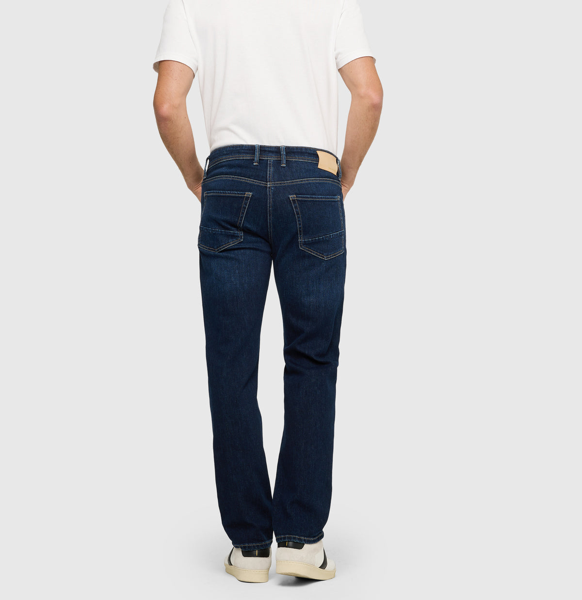 Slim, soft jeans with cashmere content. | Arne | dark wash | Back view of model