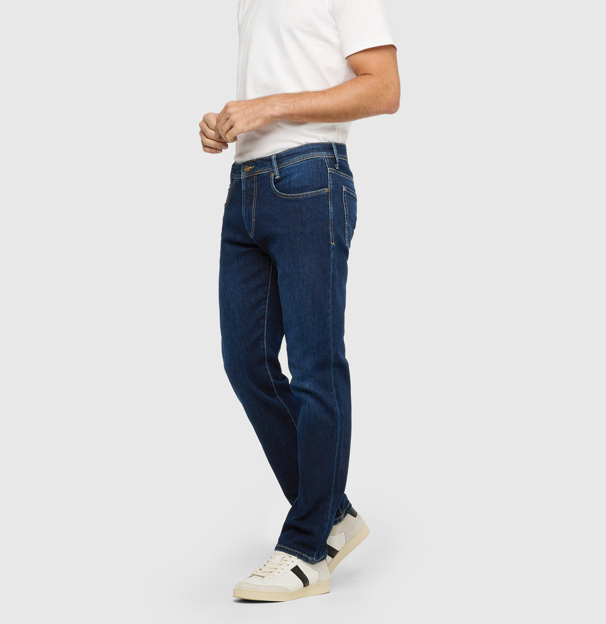 Slim, soft jeans with cashmere content. | Arne | dark wash | Side view of model