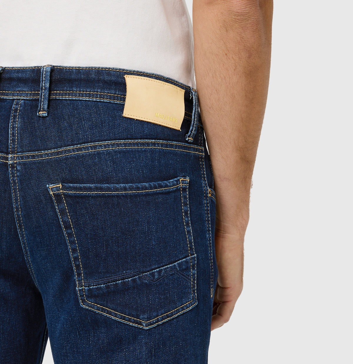 Slim, soft jeans with cashmere content. | Arne | dark wash | Detailed view 2 of model