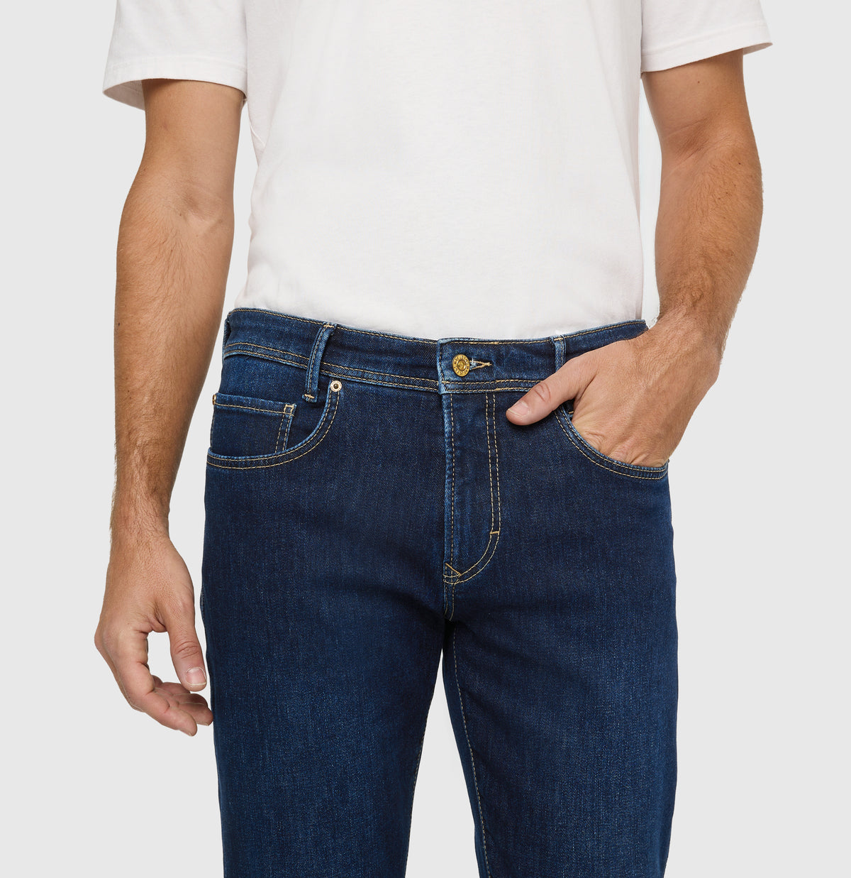 Slim, soft jeans with cashmere content. | Arne | dark wash | Detailed view 3 of model