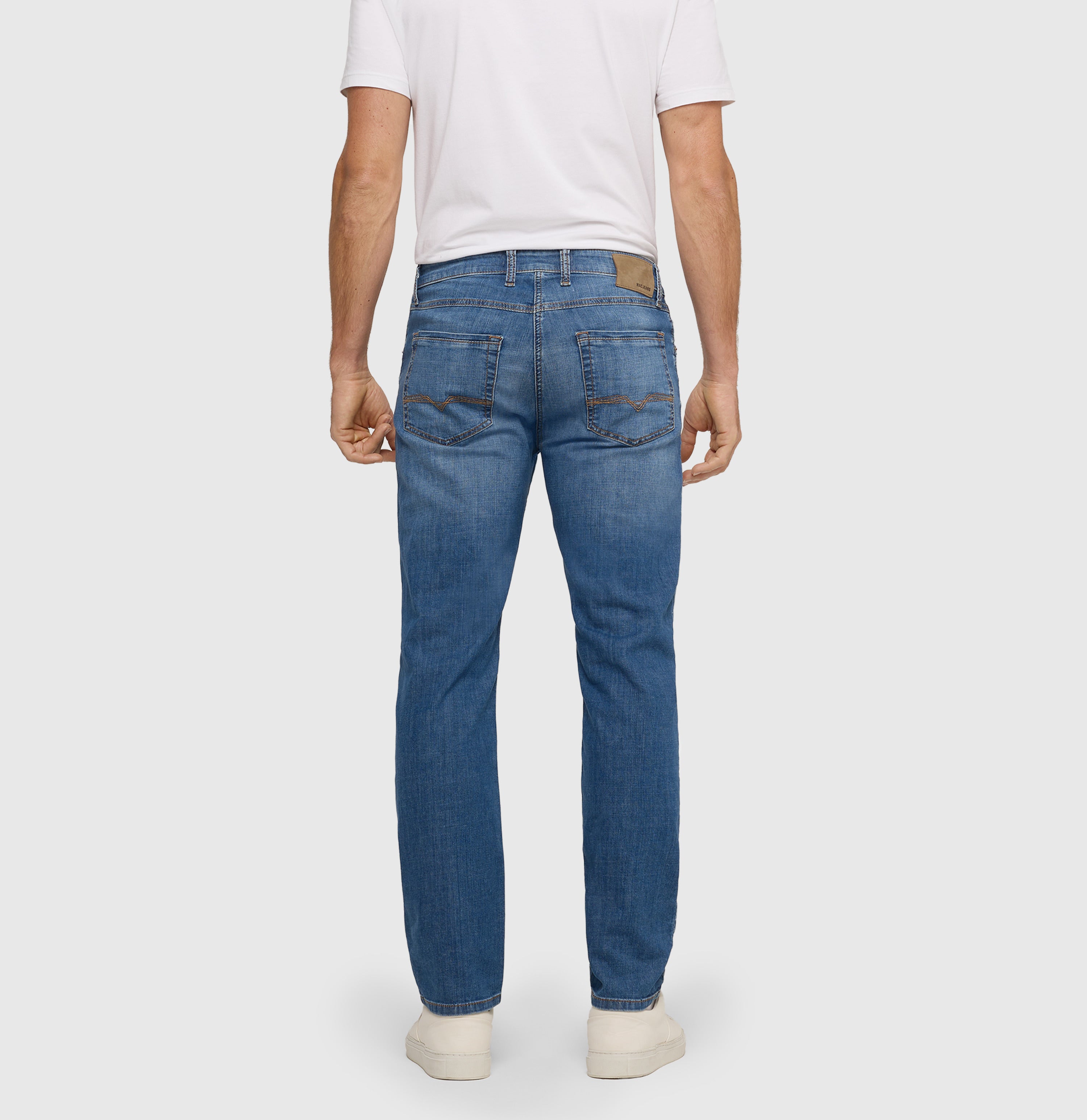 Slim jeans made of light cross denim. | Arne | authentic mid blue used | Back view of model