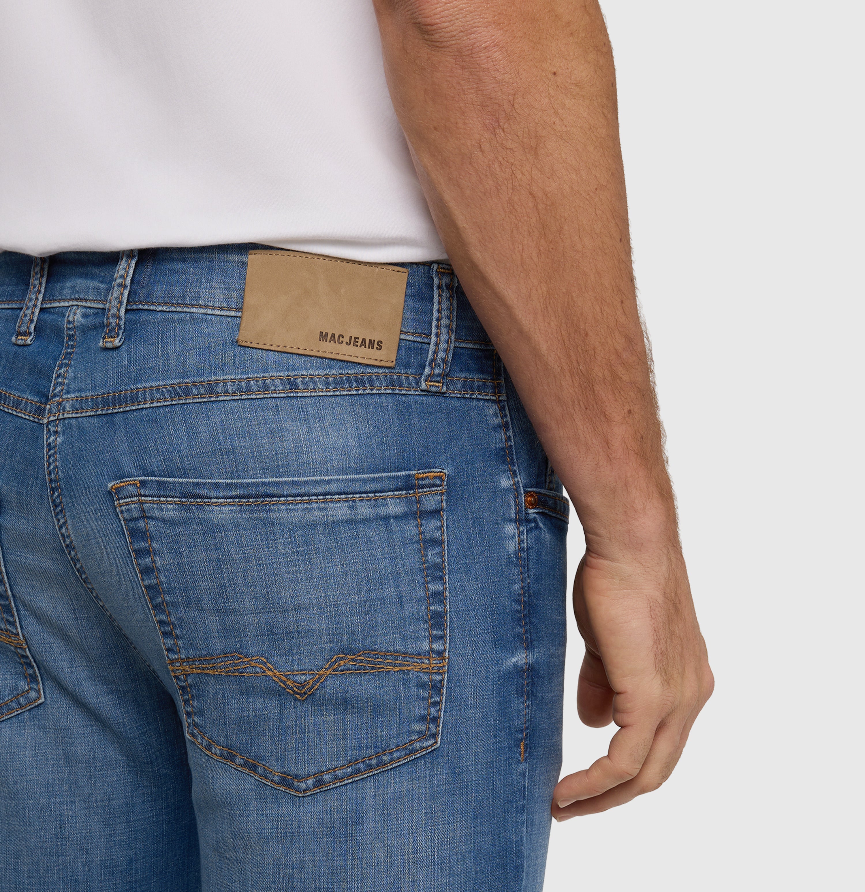 Slim jeans made of light cross denim. | Arne | authentic mid blue used | Detailed view 2 of model