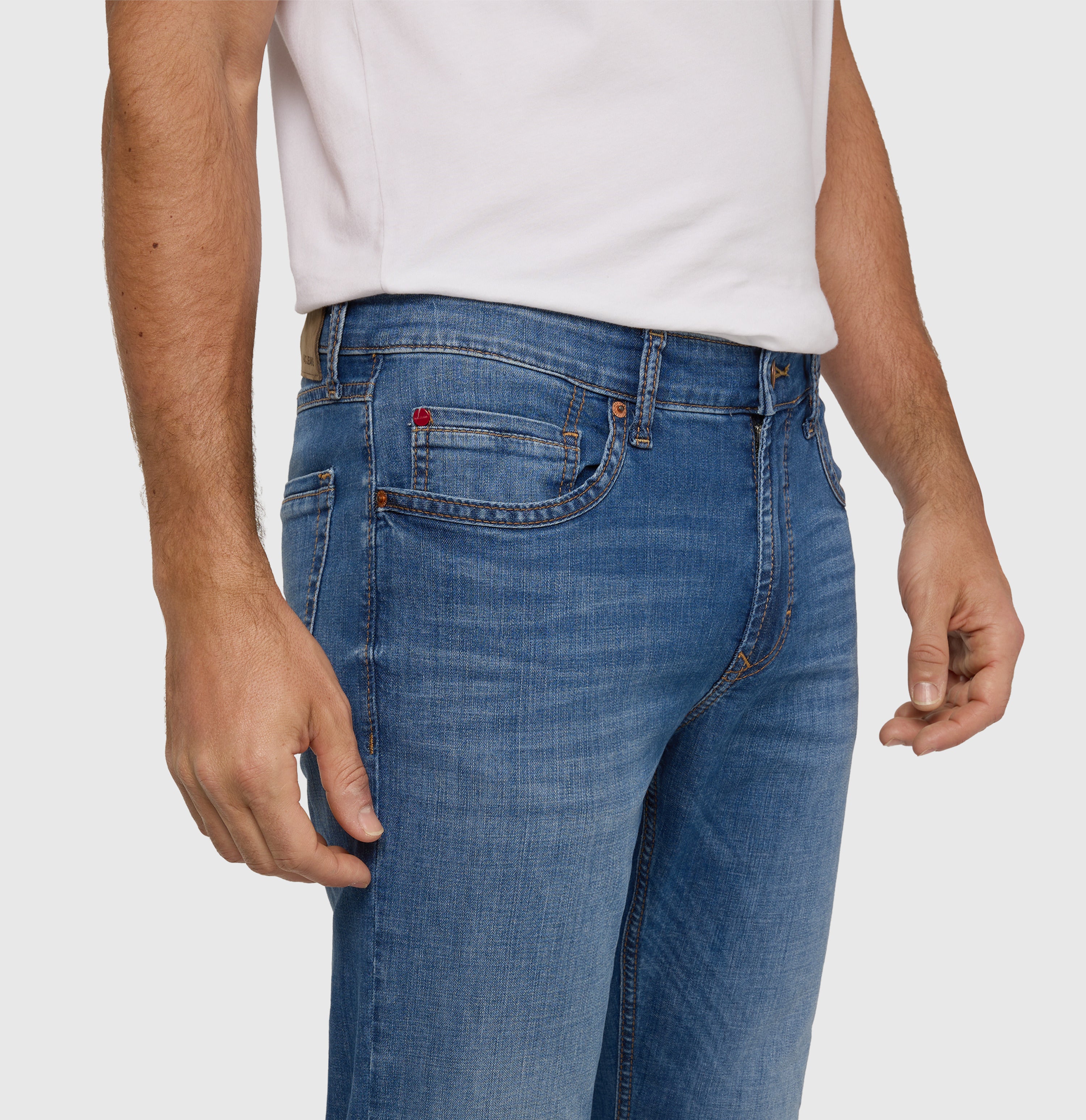 Slim jeans made of light cross denim. | Arne | authentic mid blue used | Detailed view 3 of model