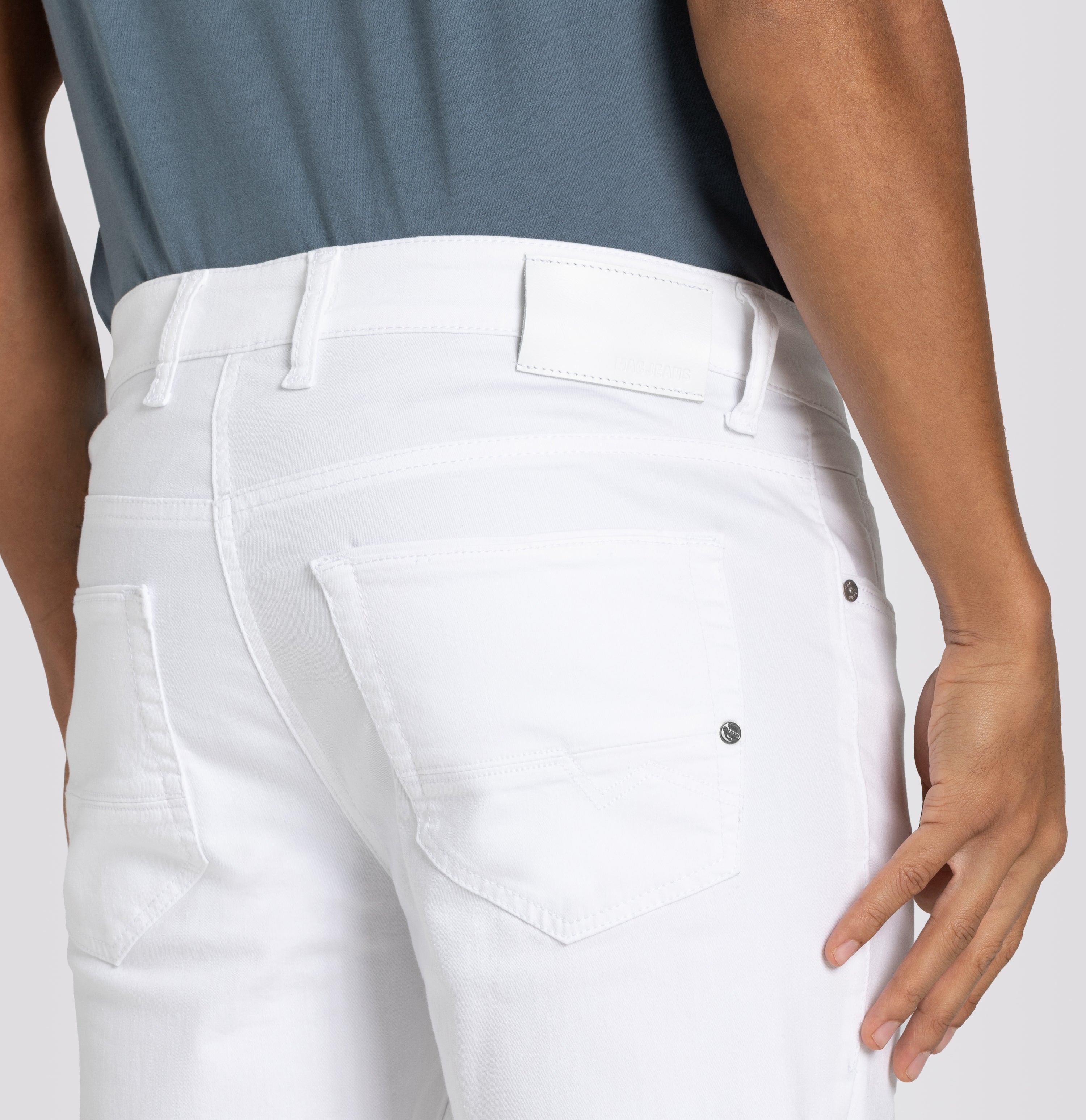 | Arne Pipe | white denim | Side view of model