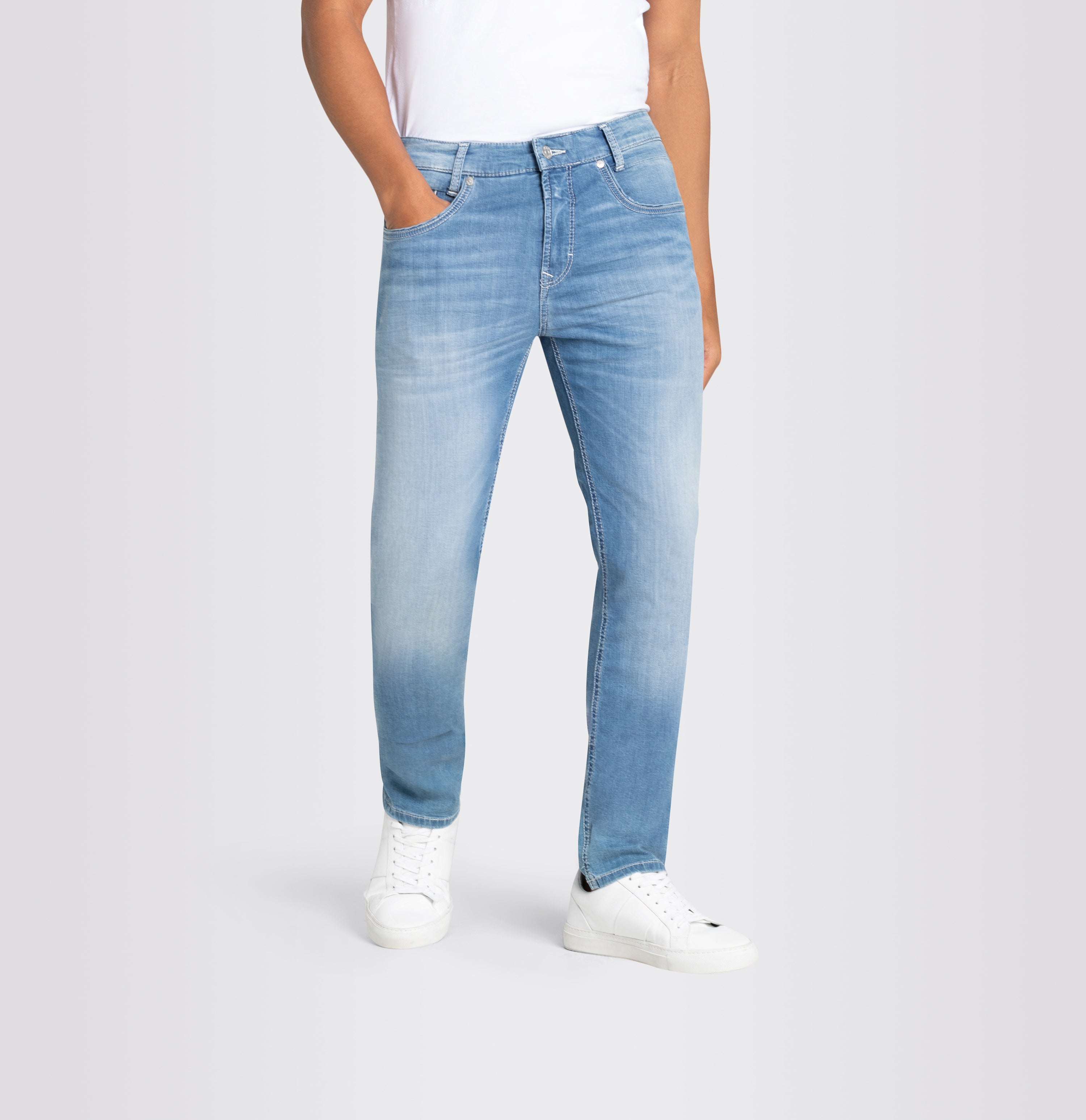 Modern fit made from lightweight denim. | Arne Pipe | light blue authentic wash | Front view of model