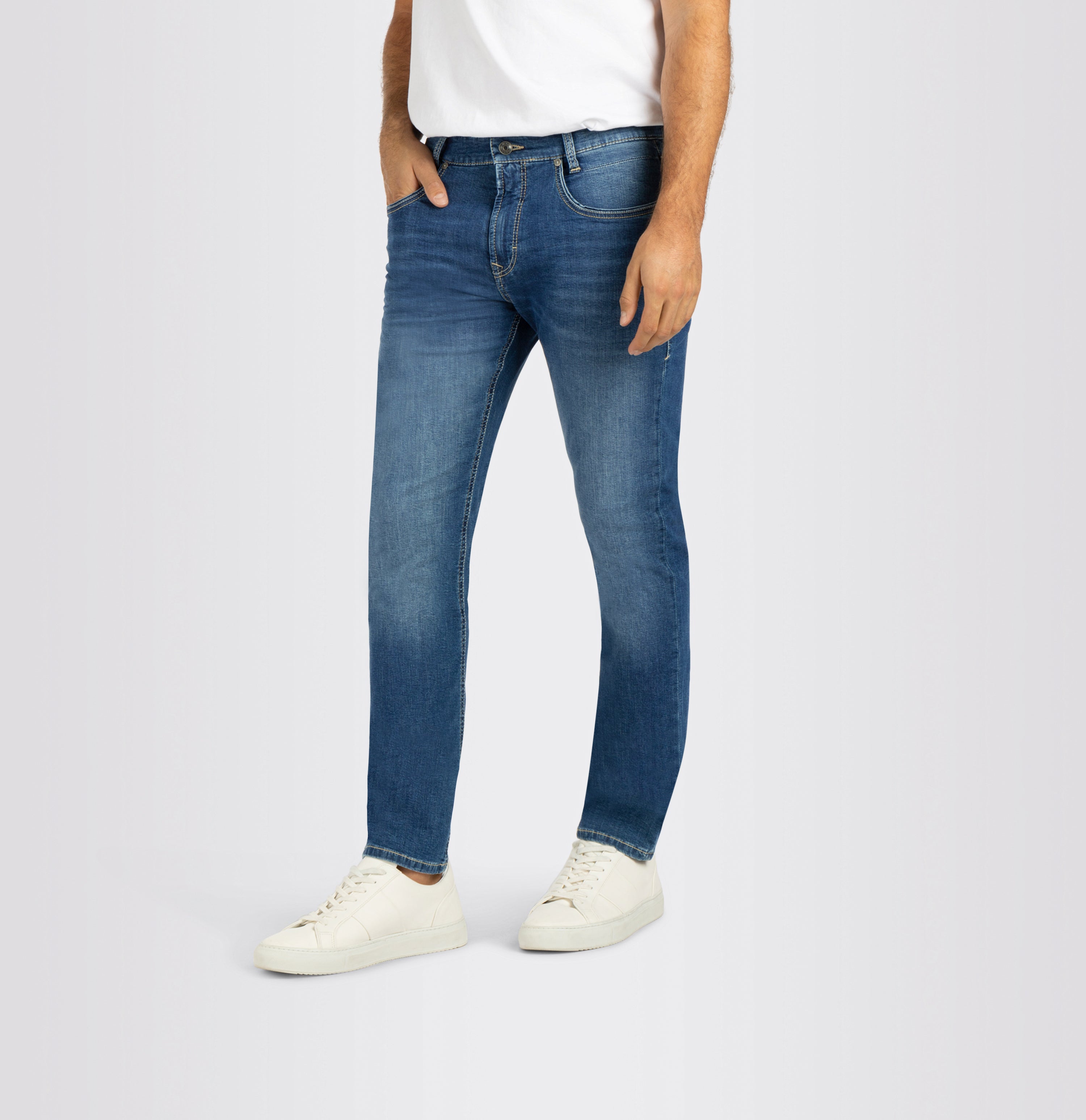 Modern fit made from lightweight denim. | Arne Pipe | mid blue authentic used | Detailed view 2 of model