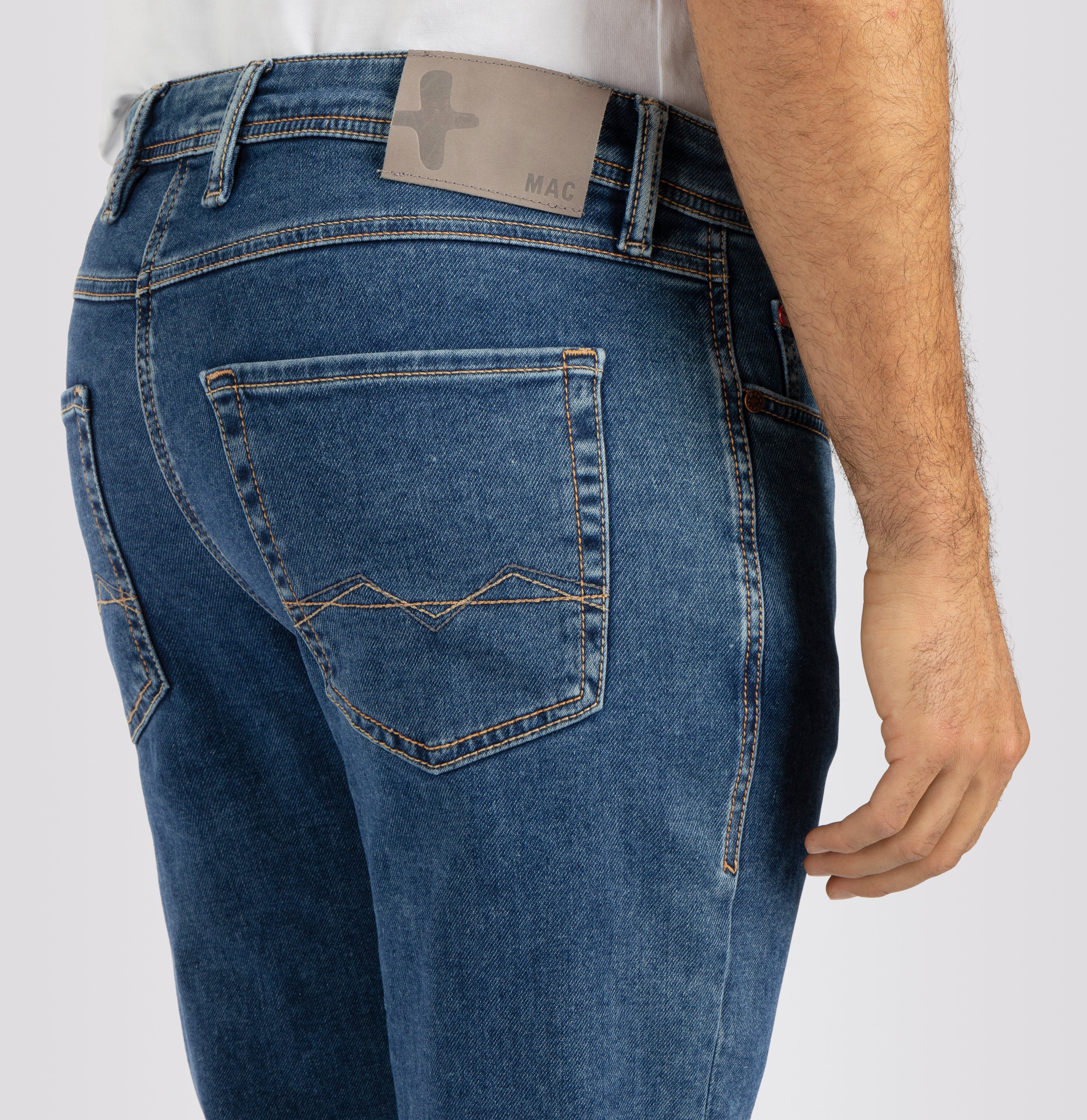 Modern fit made from lightweight denim. | Arne Pipe | mid blue authentic used | Detailed view 3 of model