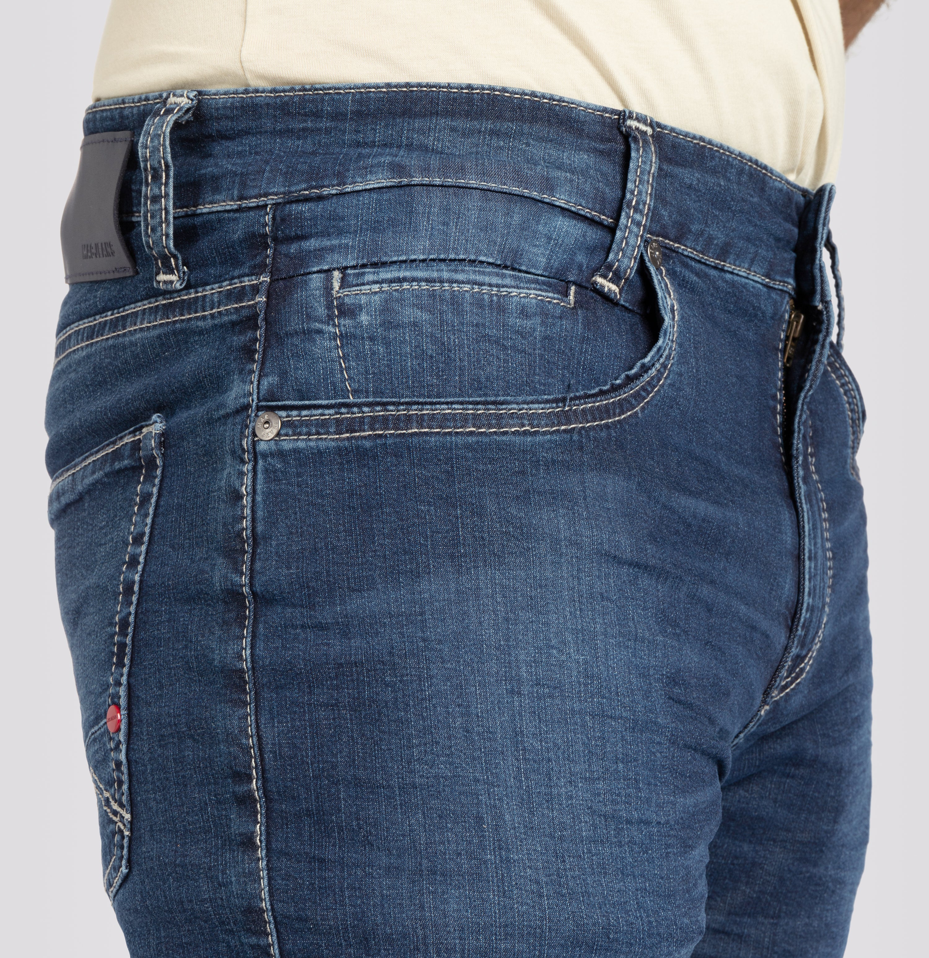 Modern fit made from lightweight denim. | Arne Pipe | deep blue authentic wash | Side view of model