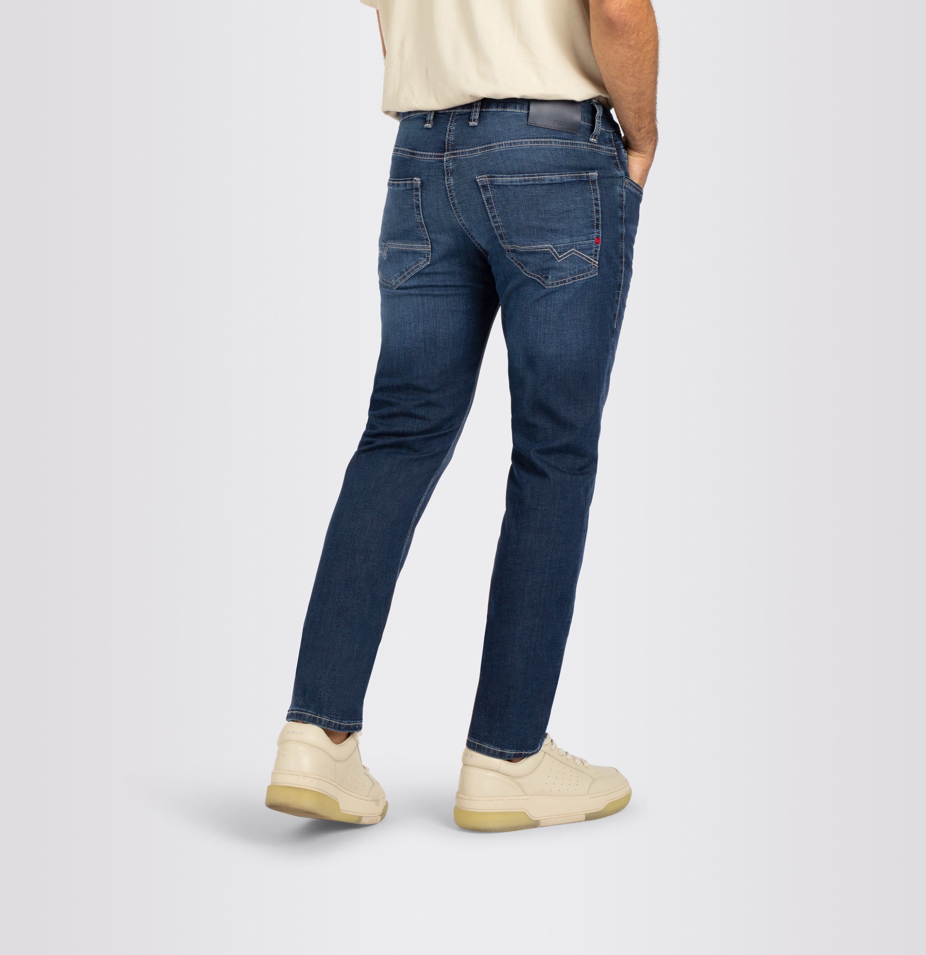 Modern fit made from lightweight denim. | Arne Pipe | deep blue authentic wash | Detailed view 2 of model