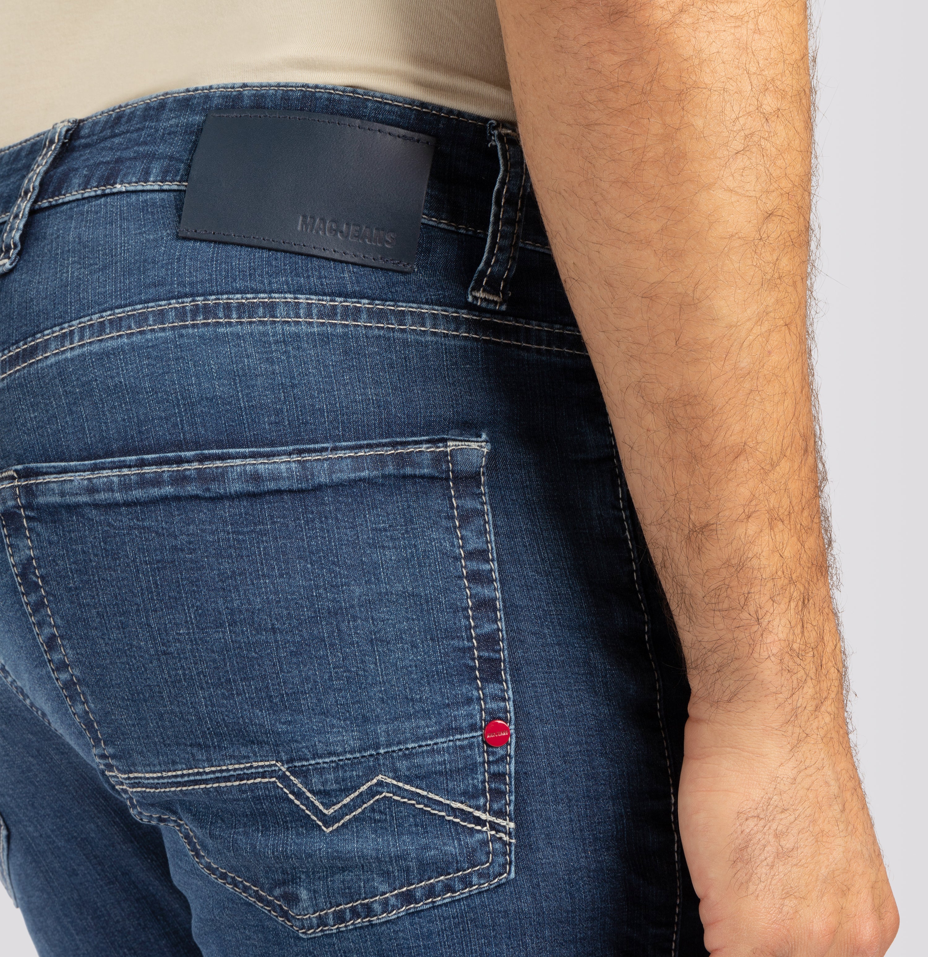 Slim jeans made of summery lightweight denim. | Arne Pipe | deep blue authentic wash | Detailed view 3 of model