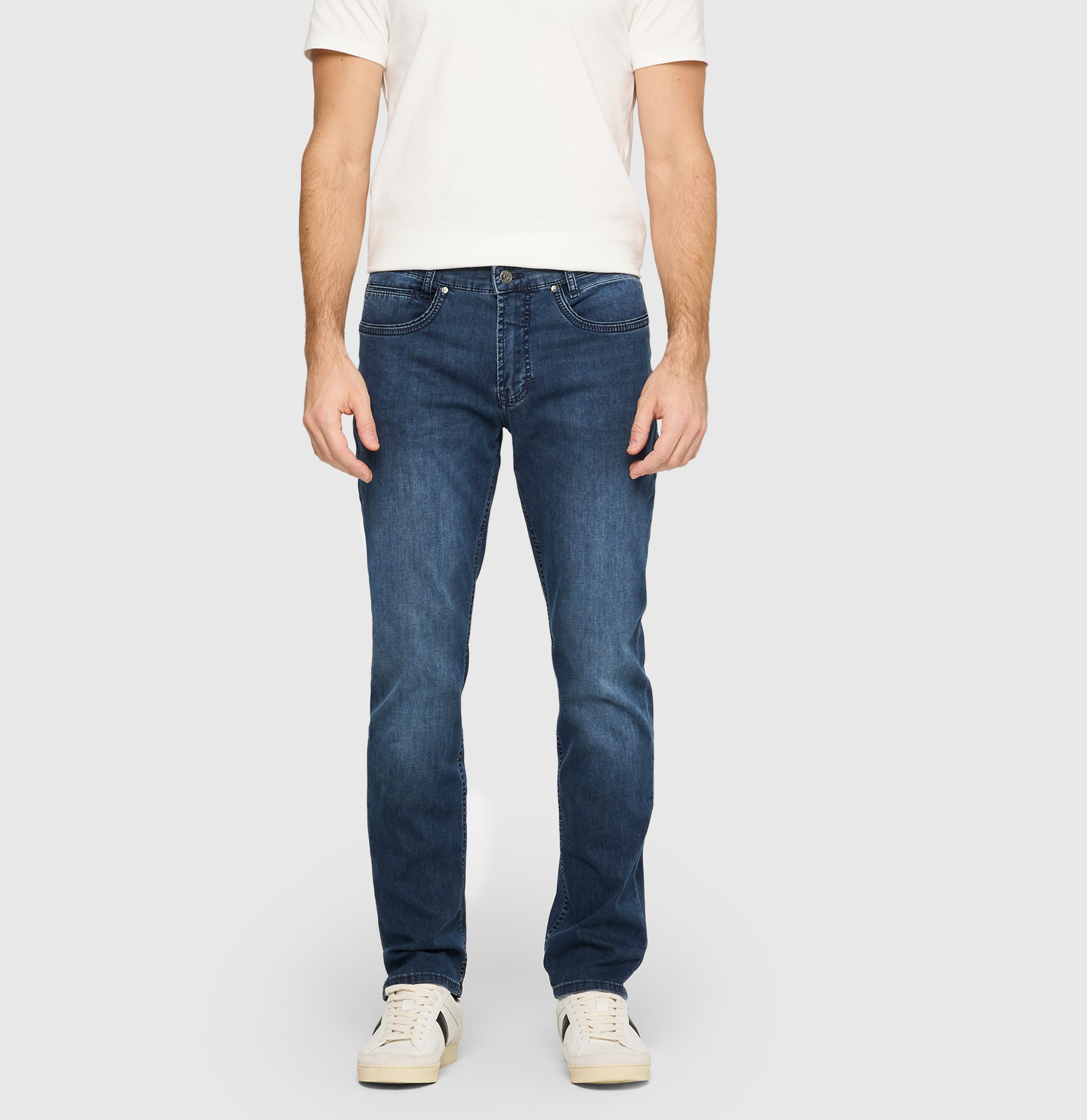 Modern fit made from lightweight denim. | Arne Pipe | deep blue od grey | Front view of model