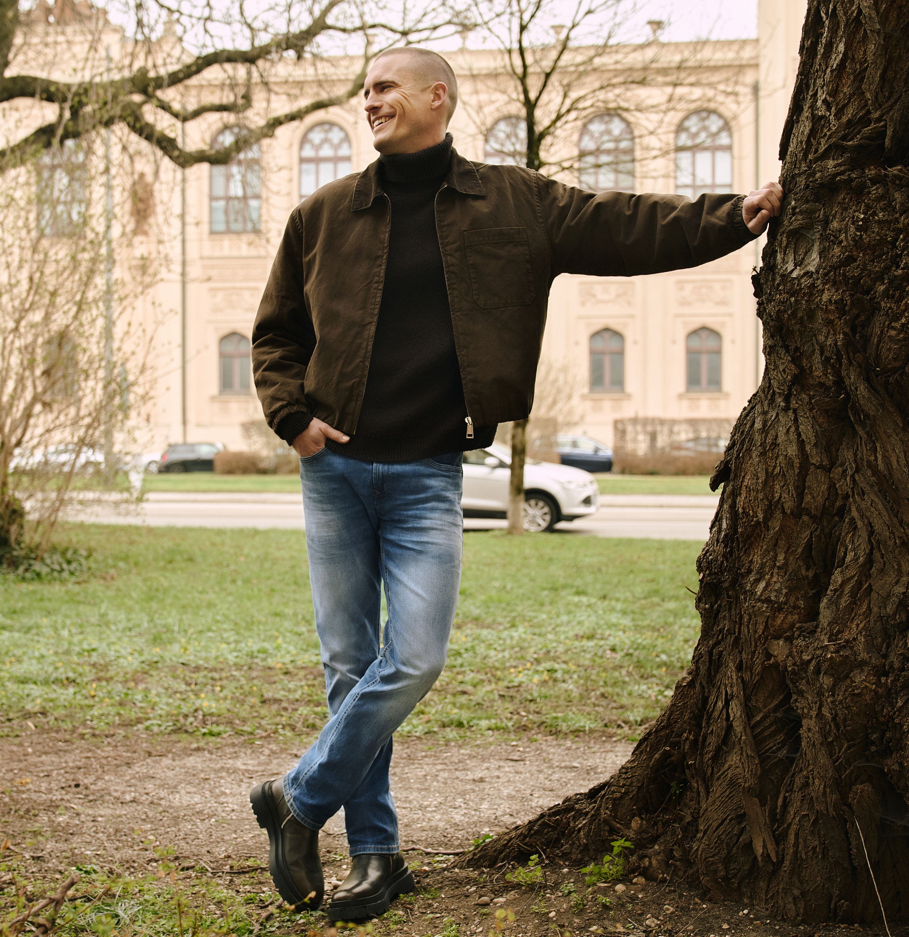 Slim driver jeans with a vintage look. | Arne Pipe | history blue used | Full-body of model