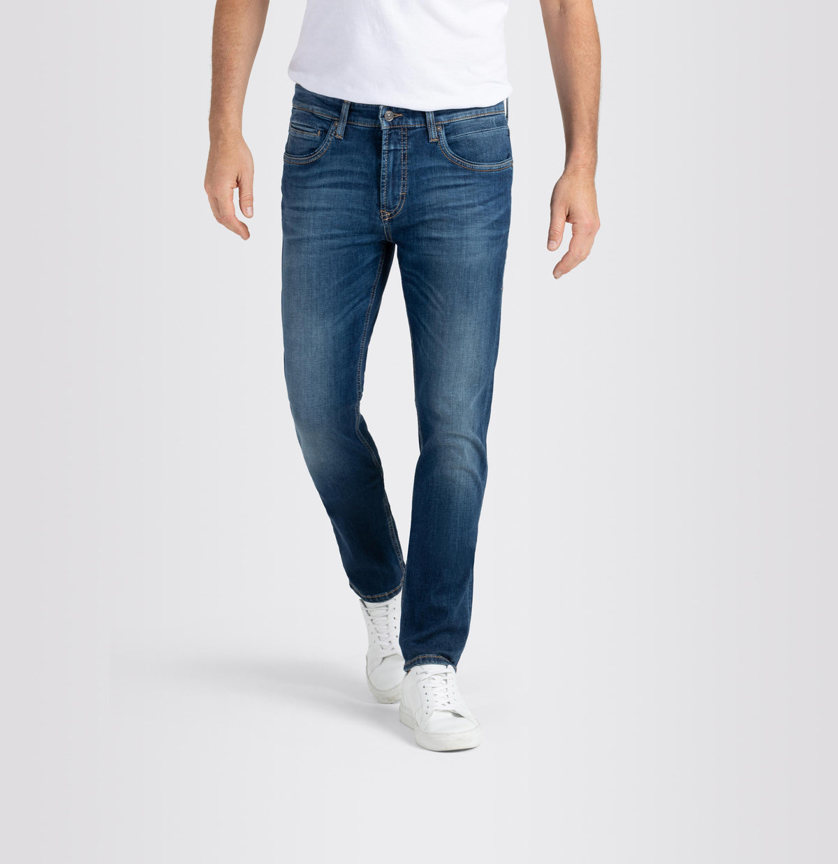 Slim driver jeans with a vintage look. | Arne Pipe | old legend wash | Front view of model