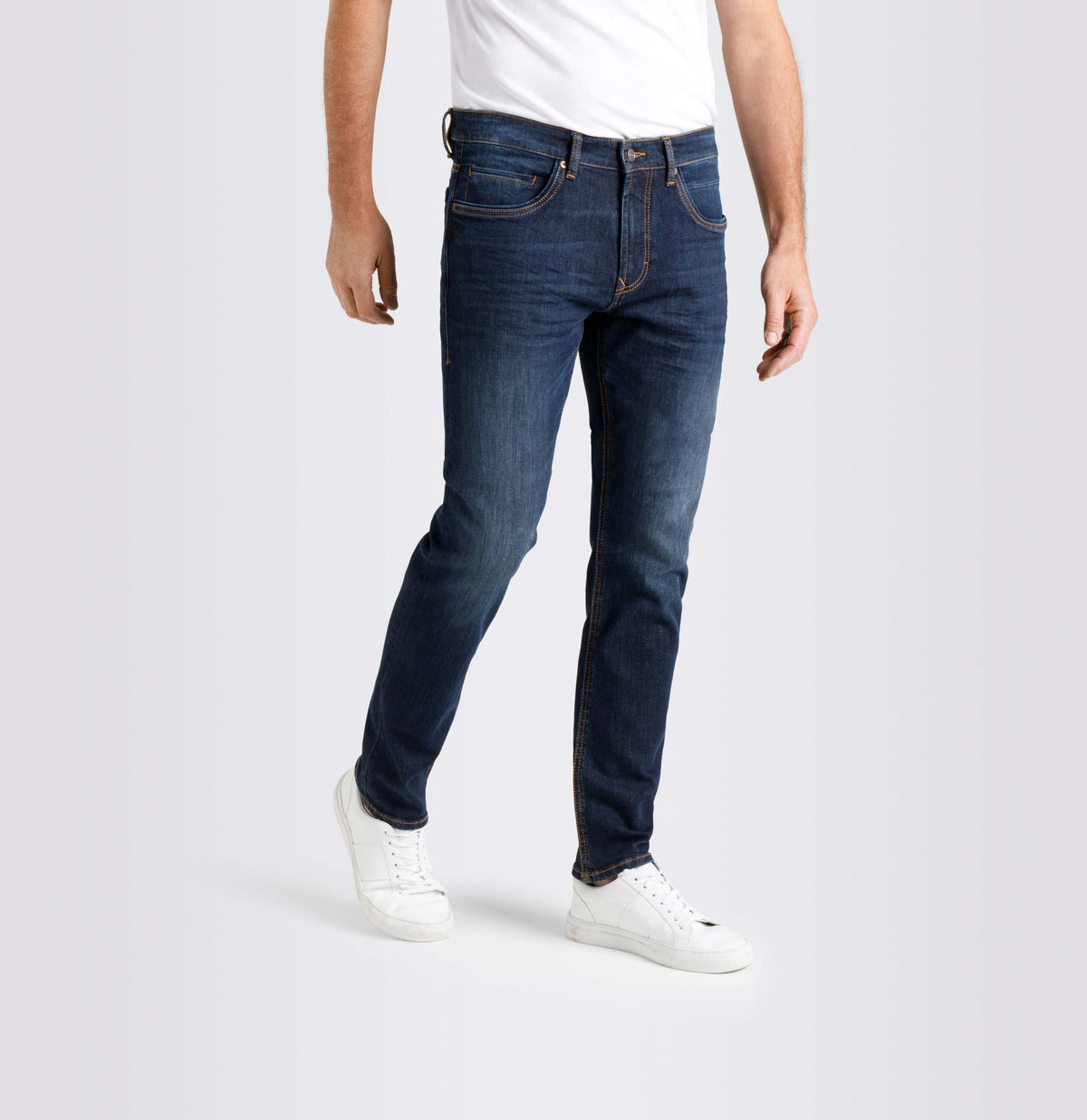 Slim driver jeans with a vintage look. | Arne Pipe | dark blue authentic used 3d baffies | Front view of model