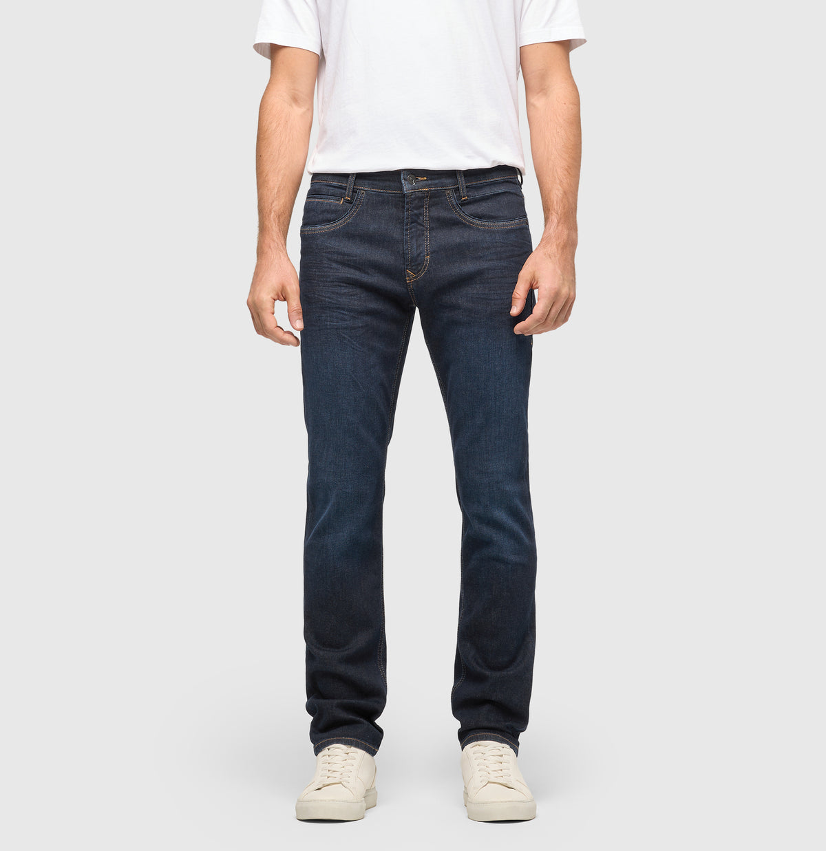 Slim driver jeans with a vintage look. | Arne Pipe | dark blue authentic used 3d baffies | Front view of model