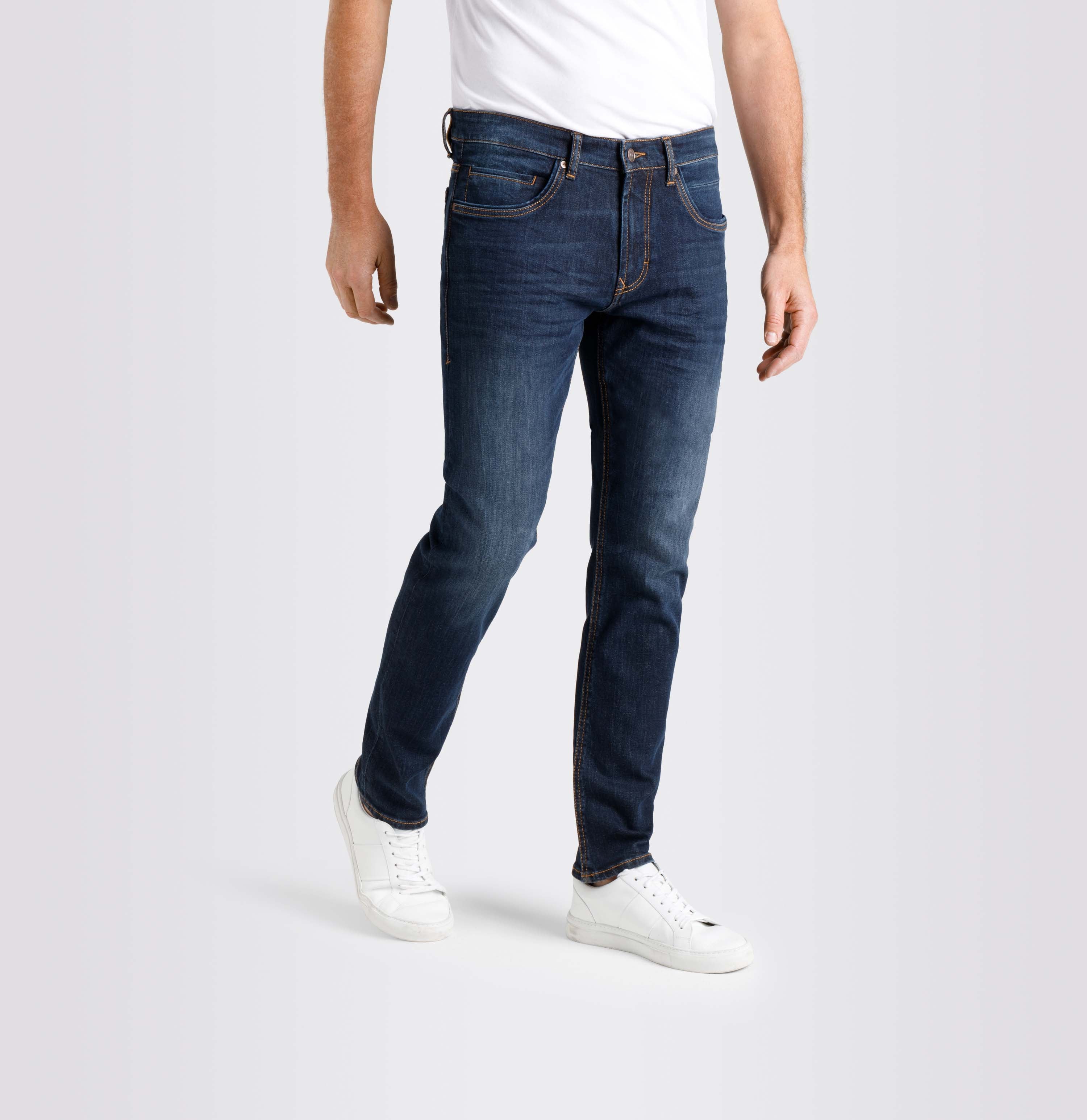 Slim driver jeans with a vintage look. | Arne Pipe | dark blue authentic used 3d baffies | Front view of model