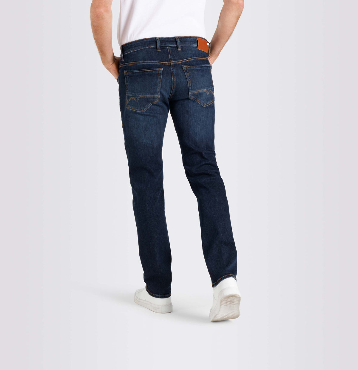 Slim driver jeans with a vintage look. | Arne Pipe | dark blue authentic used 3d baffies | Back view of model