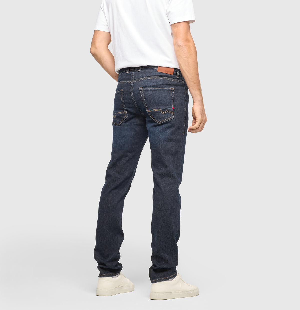Slim driver jeans with a vintage look. | Arne Pipe | dark blue authentic used 3d baffies | Back view of model
