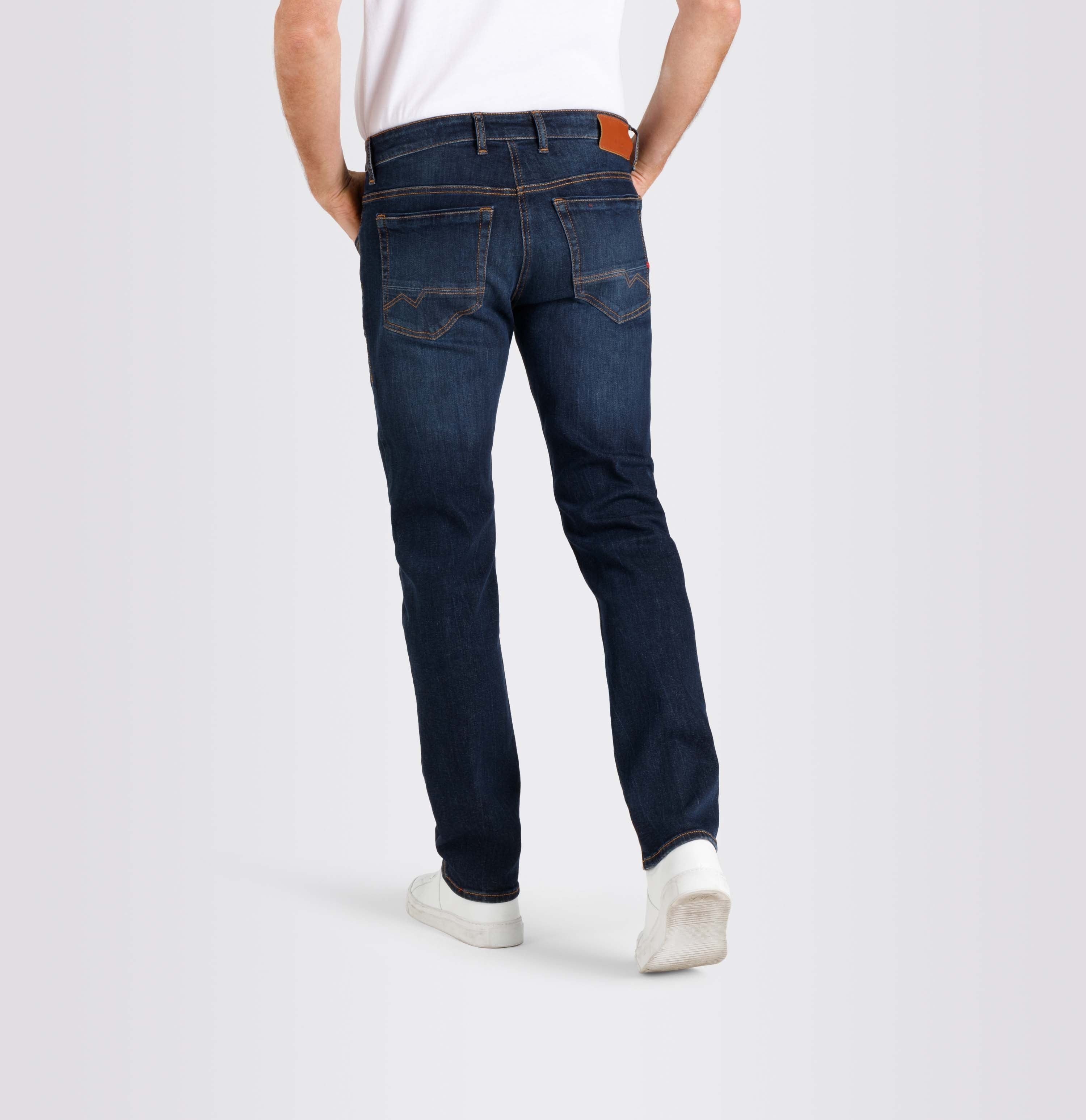 Very comfortable driver jeans in a vintage look. | Arne Pipe | dark blue authentic used 3d baffies | Back view of model
