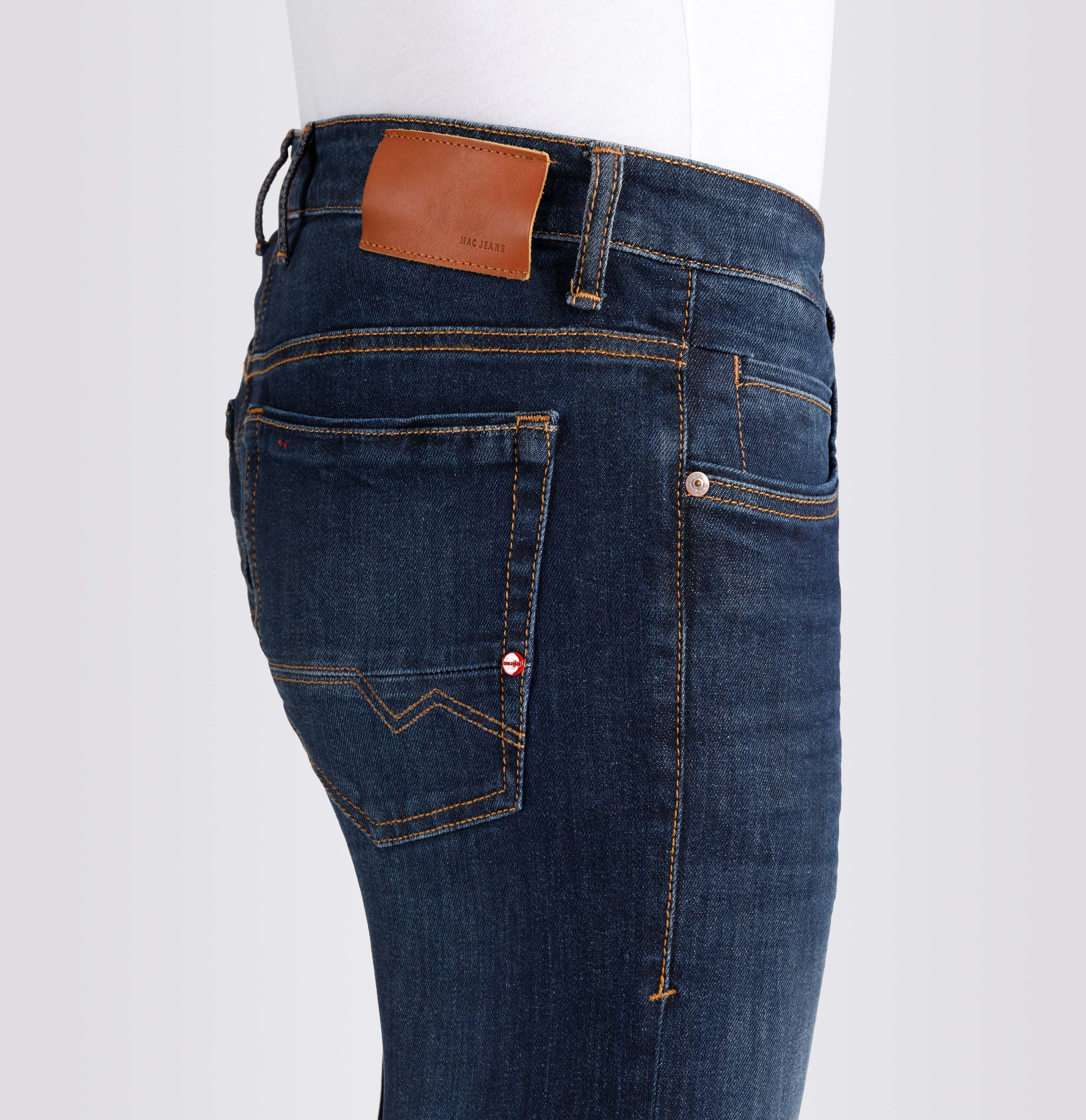 Slim driver jeans with a vintage look. | Arne Pipe | dark blue authentic used 3d baffies | Side view of model