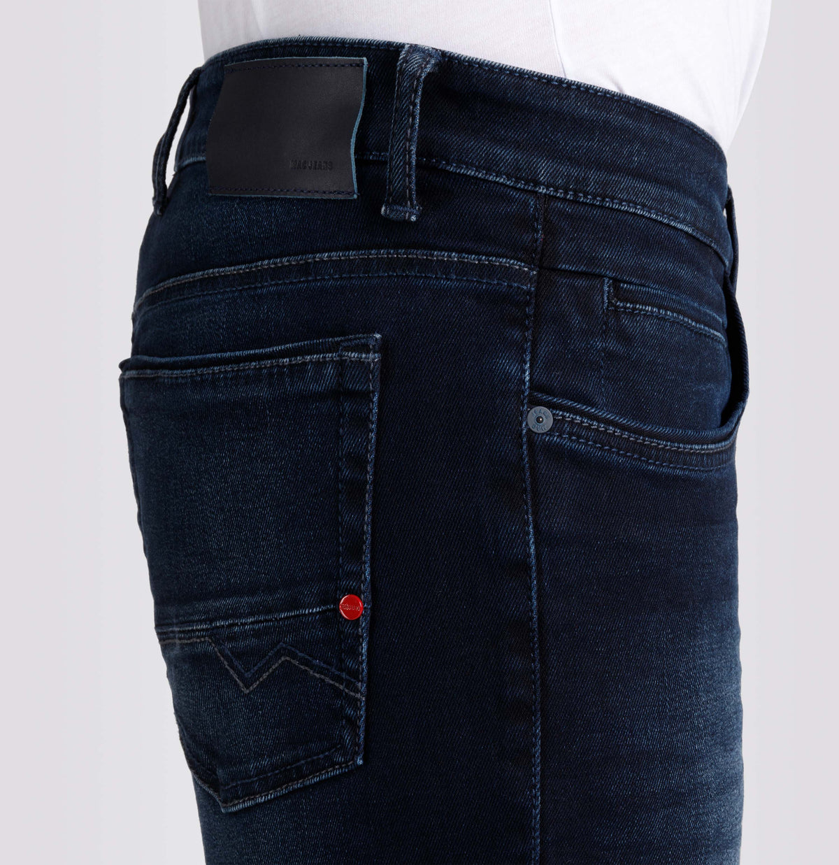 Slim driver jeans with a vintage look. | Arne Pipe | blue black 3D authentic | Side view of model