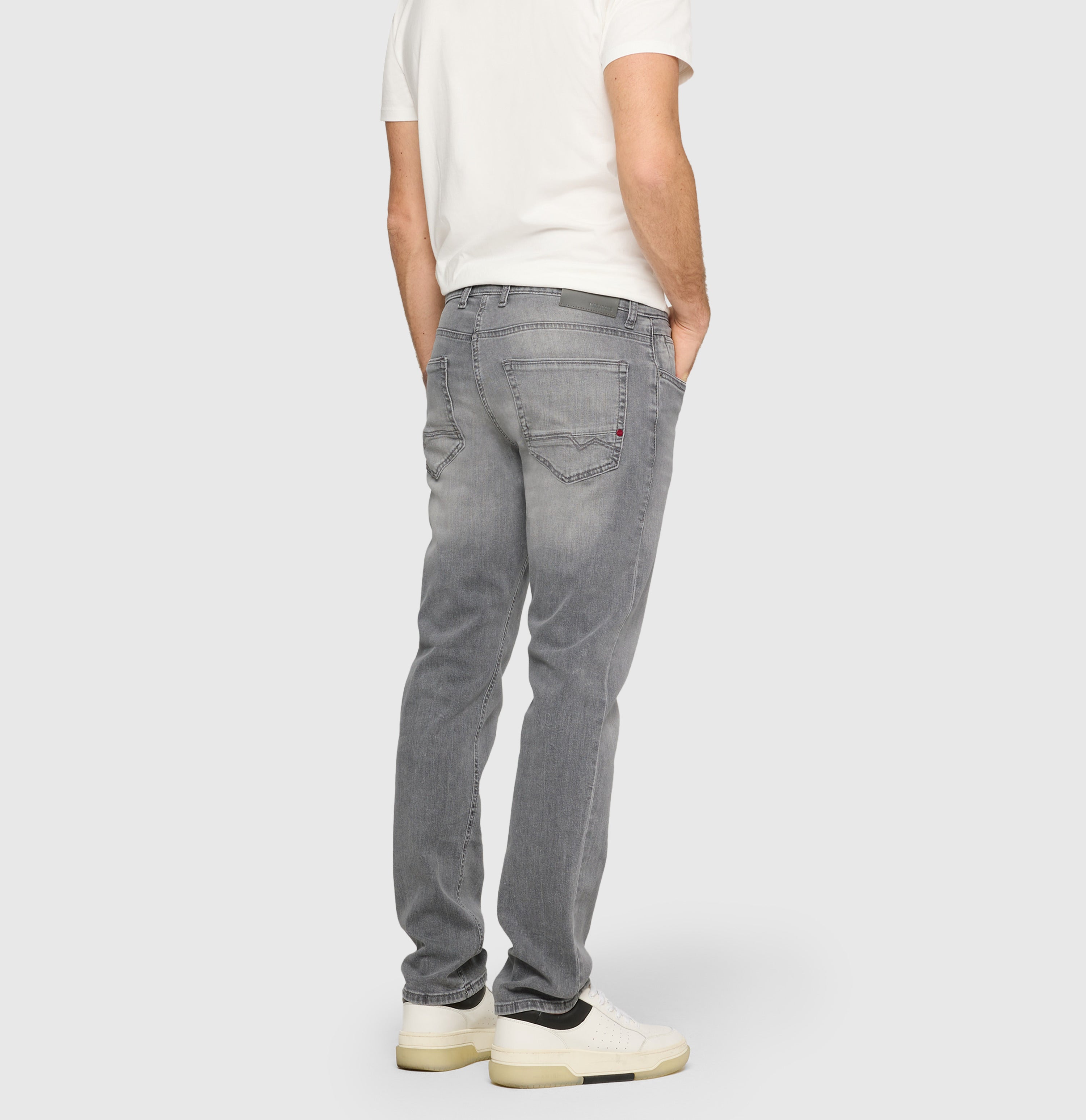 Slim driver jeans with a vintage look. | Arne Pipe | authentic summer grey | Back view of model