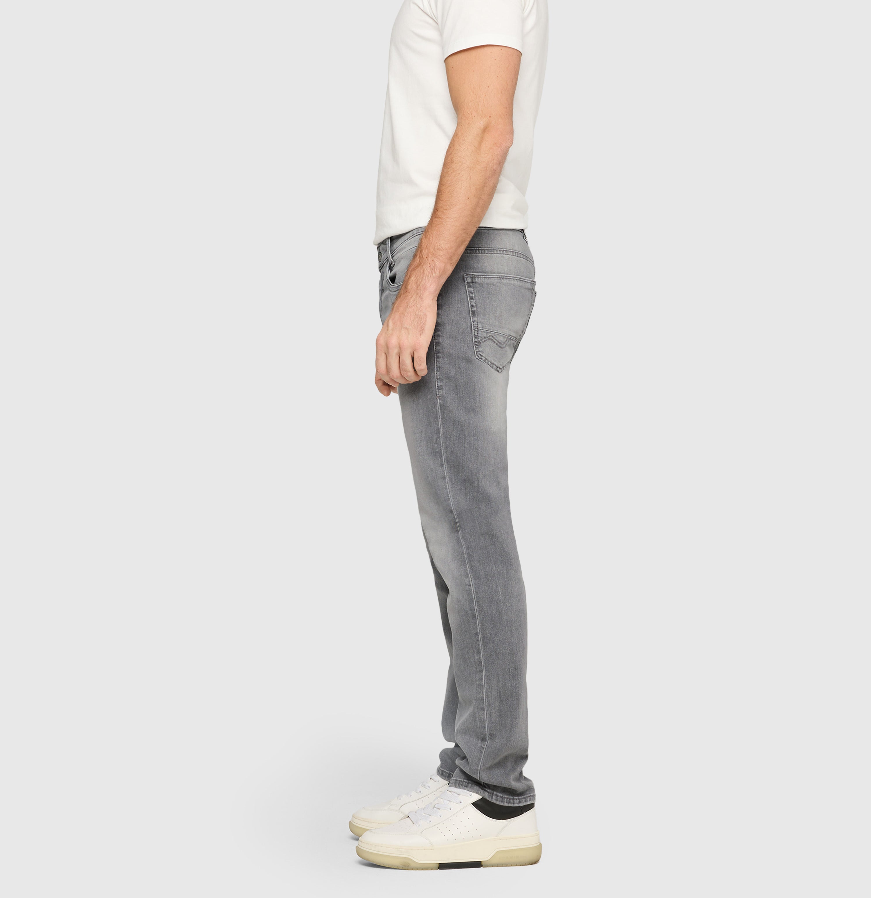 Slim driver jeans with a vintage look. | Arne Pipe | authentic summer grey | Side view of model