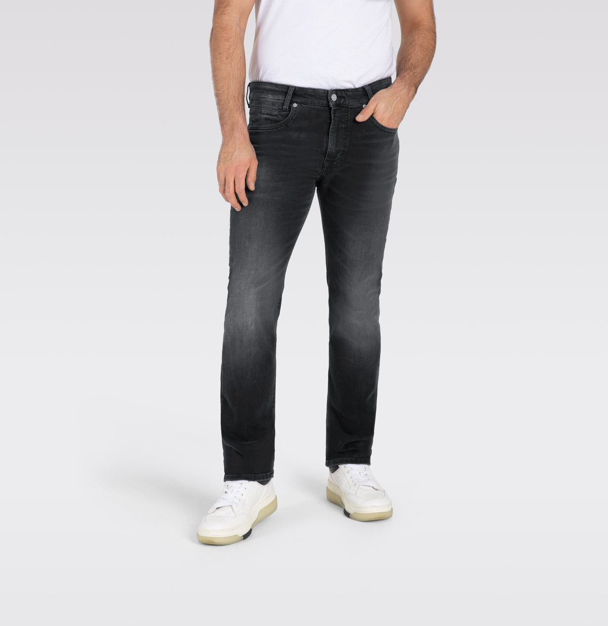 Slim driver jeans with a vintage look. | Arne Pipe | black black authentic used | Front view of model