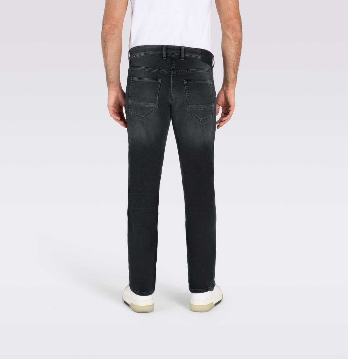 Slim driver jeans with a vintage look. | Arne Pipe | black black authentic used | Back view of model