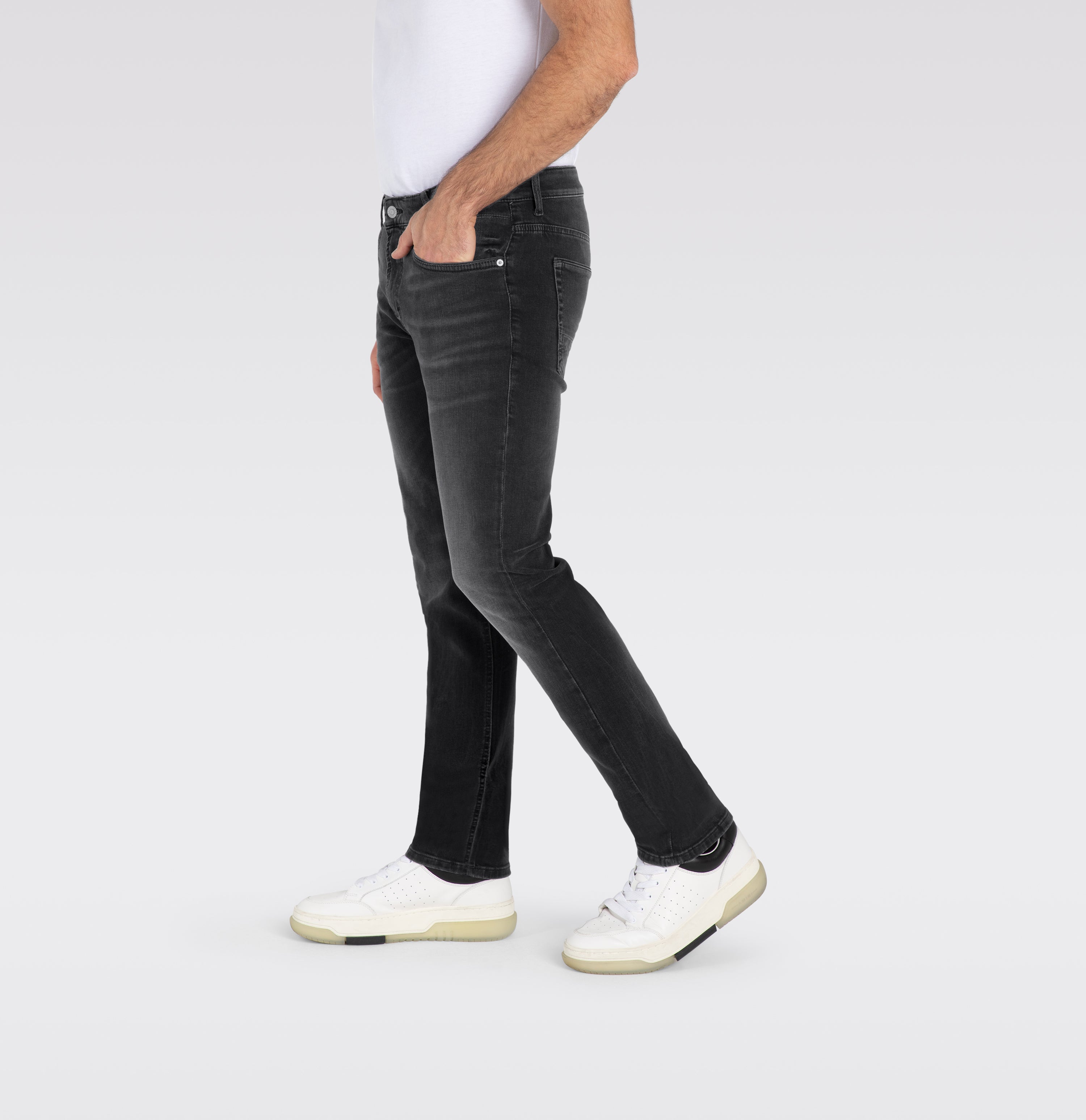 Slim driver jeans with a vintage look. | Arne Pipe | black black authentic used | Side view of model