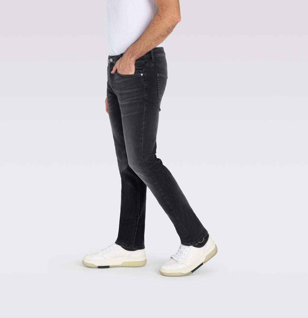 Slim driver jeans with a vintage look. | Arne Pipe | black black authentic used | Side view of model