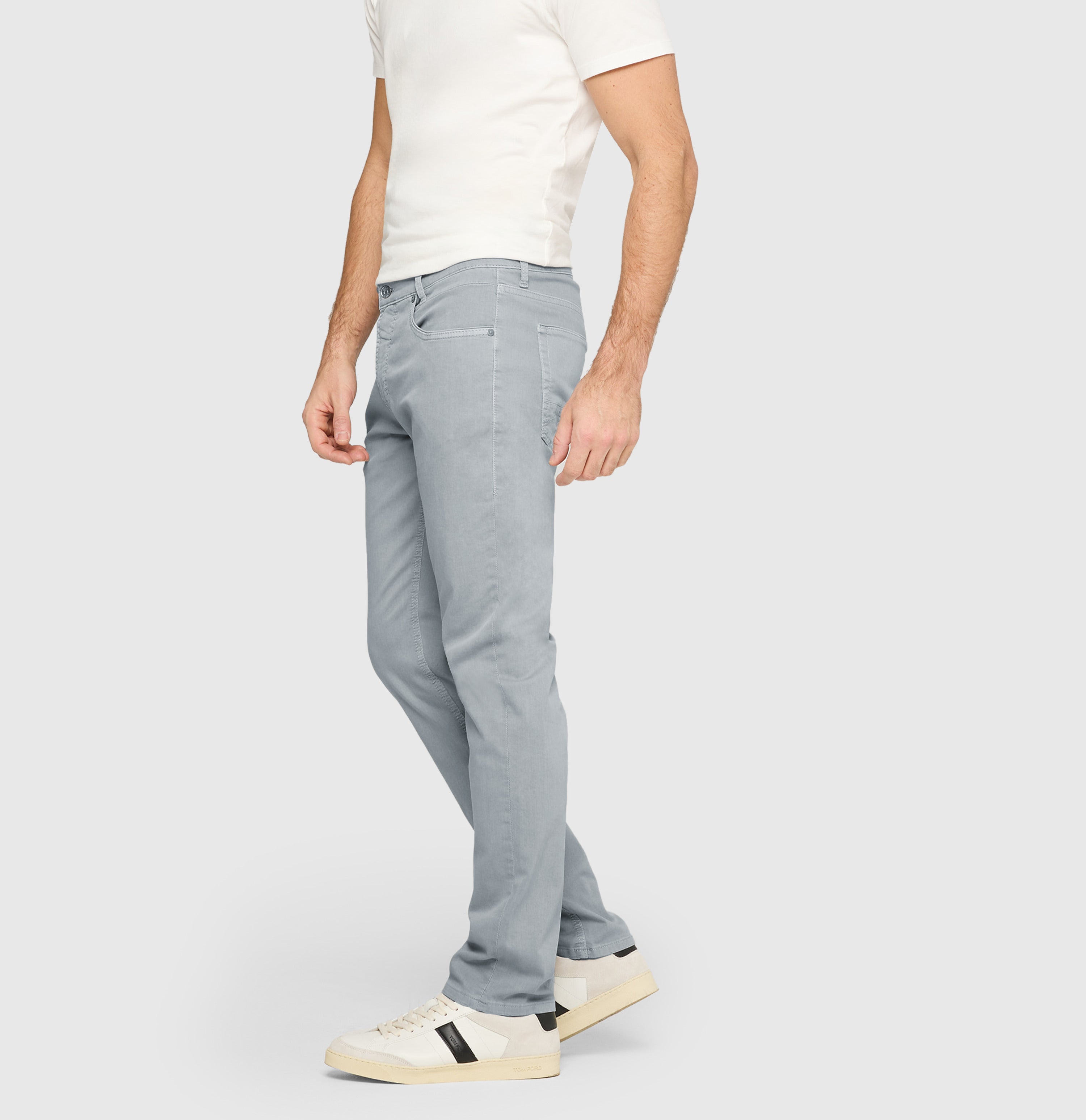 Light and flexible, vintage style colour denim. | Arne Pipe | silver | Side view of model