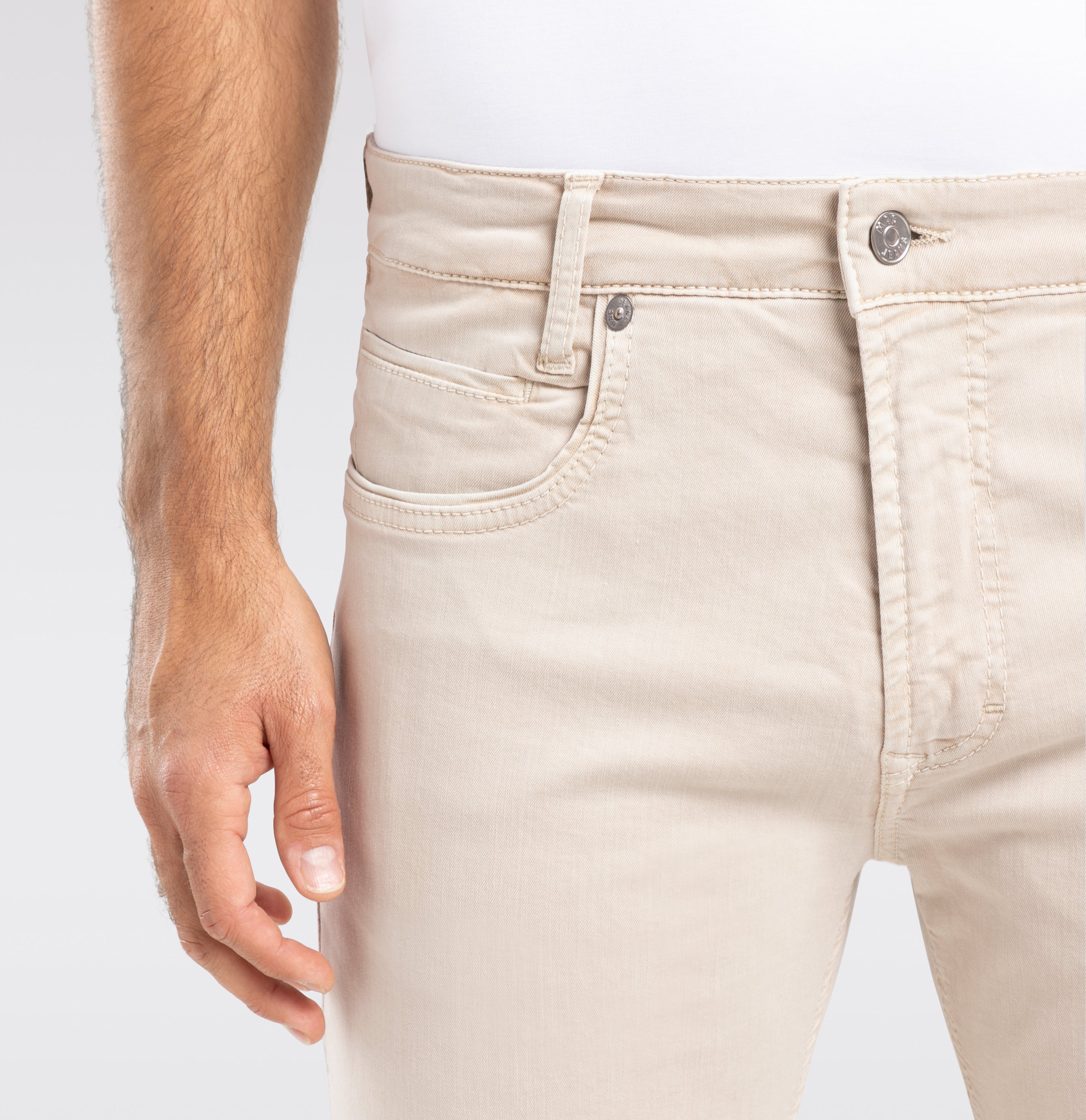 Light and flexible, vintage style colour denim. | Arne Pipe | kitt | Side view of model
